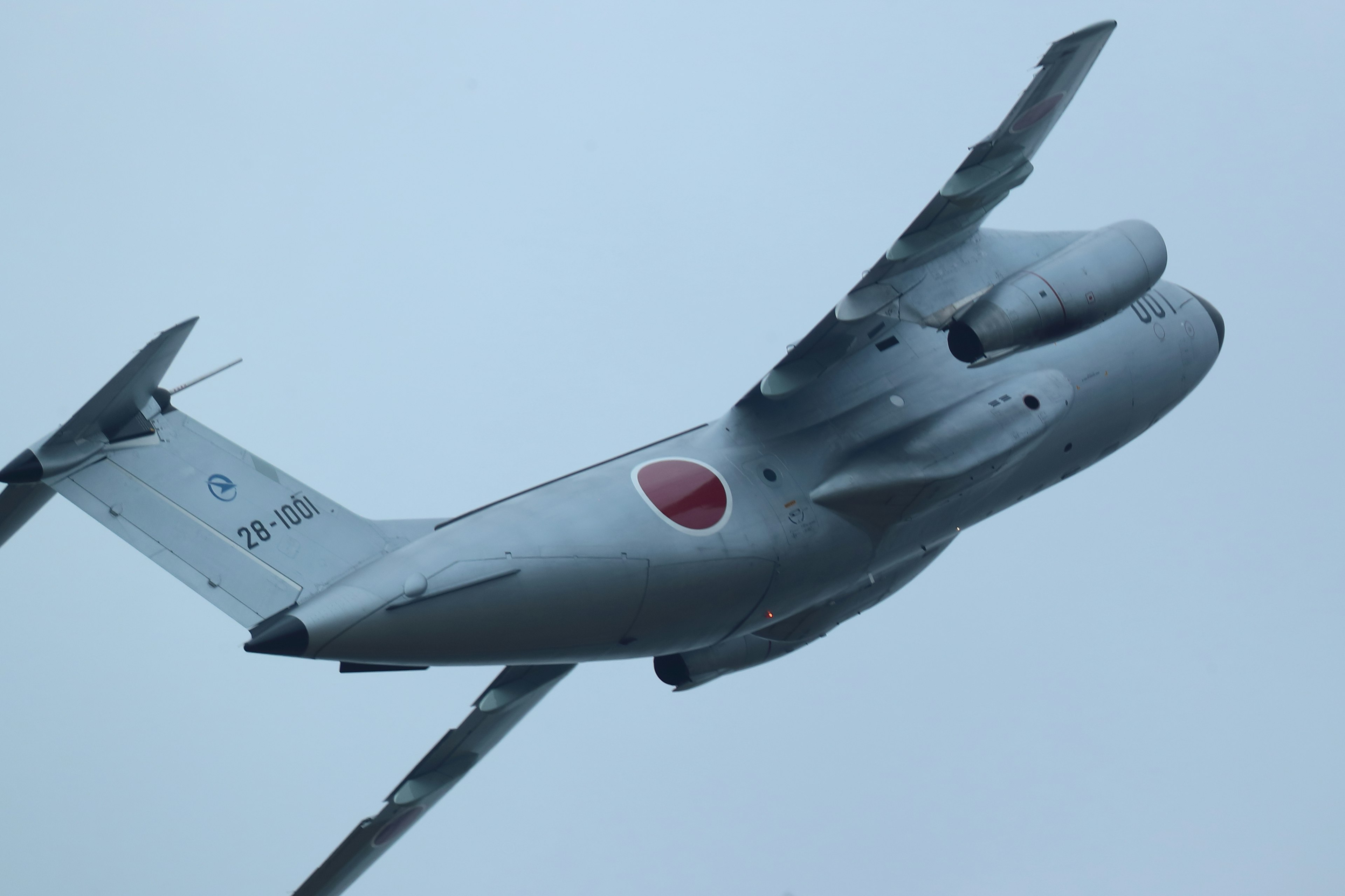 Pesawat Jepang terbang di latar belakang langit biru