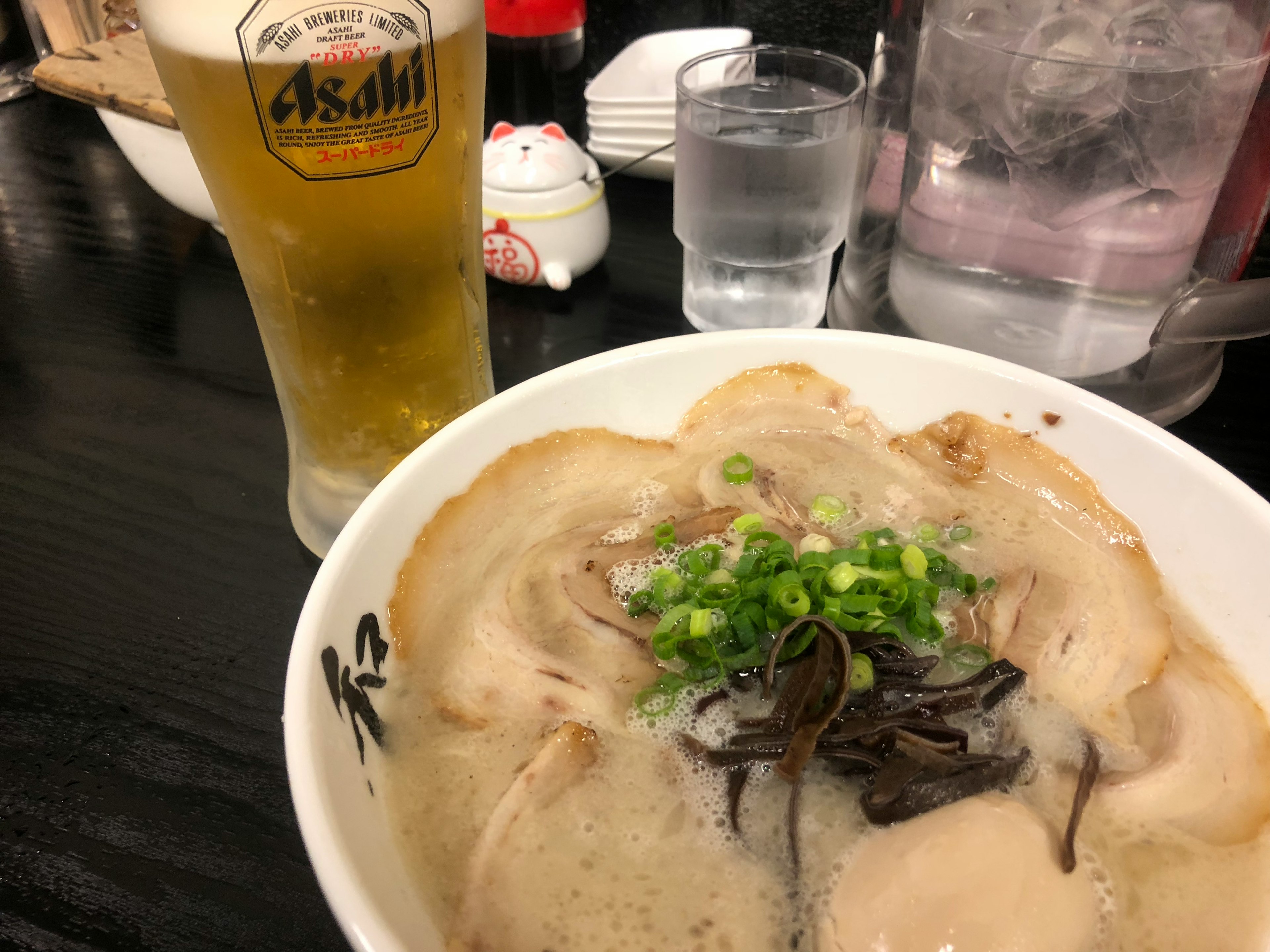 ラーメンとビールの美味しそうな組み合わせ