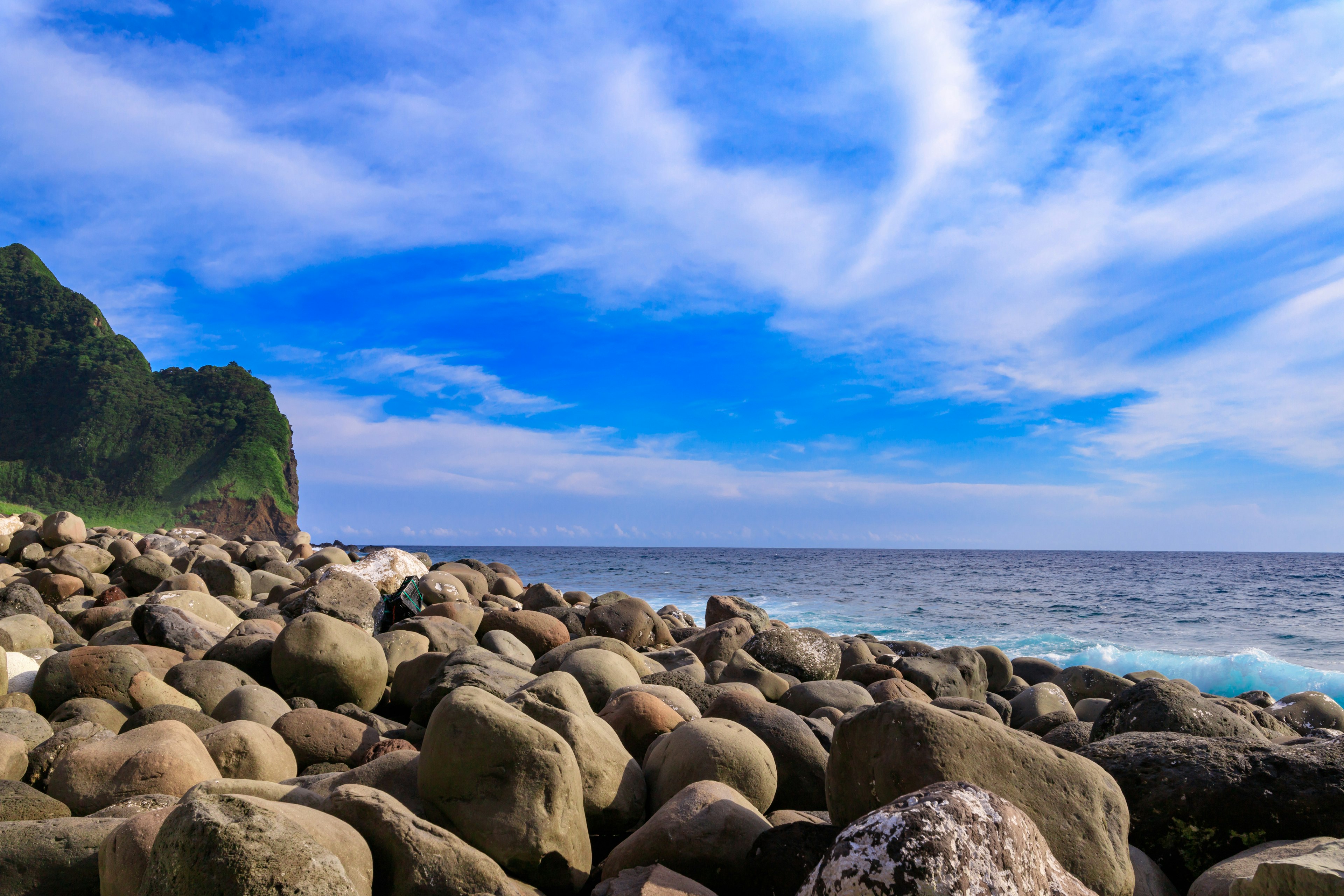 Spiaggia rocciosa con cielo blu e oceano