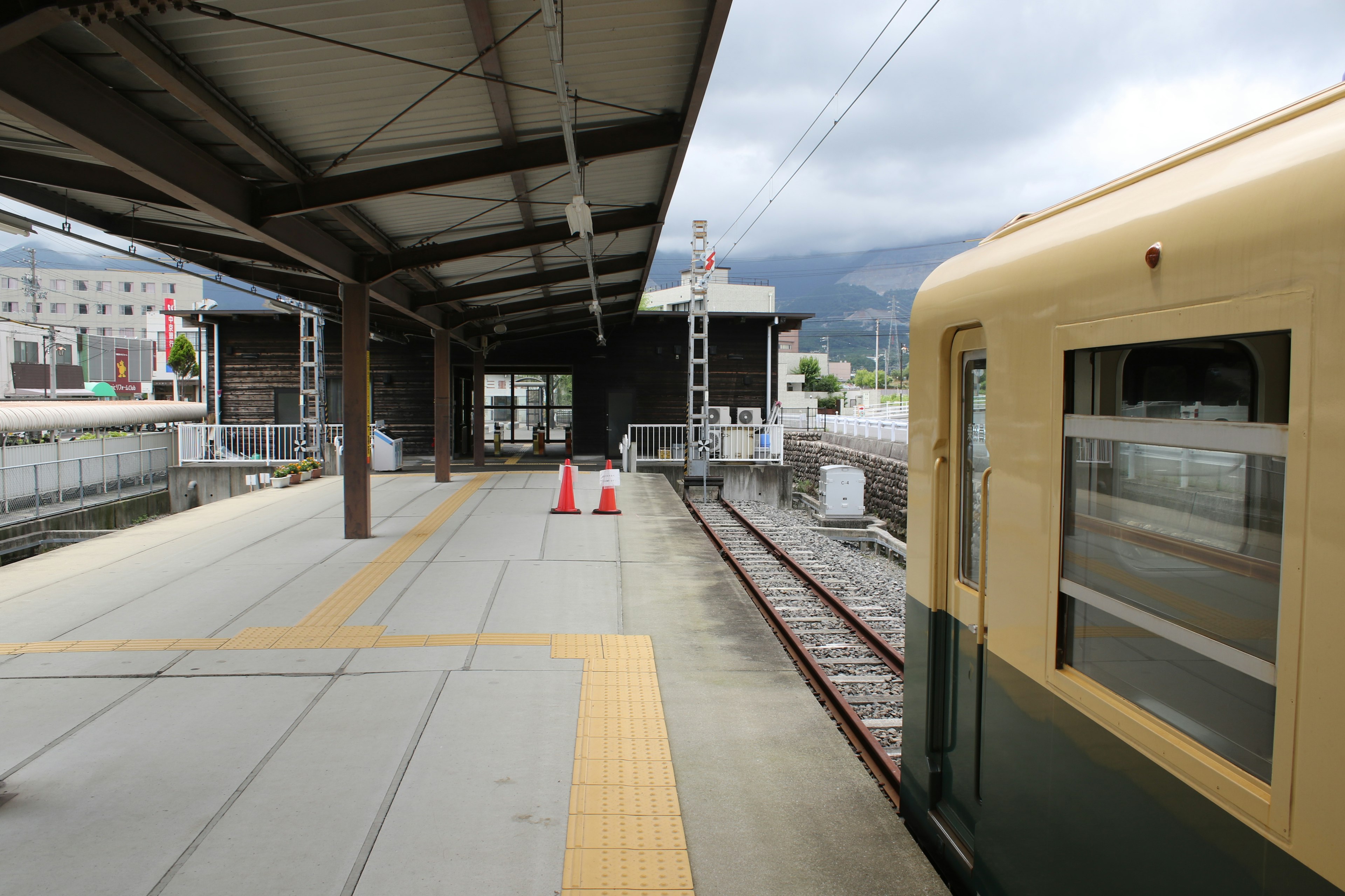 Piattaforma della stazione con treno vintage