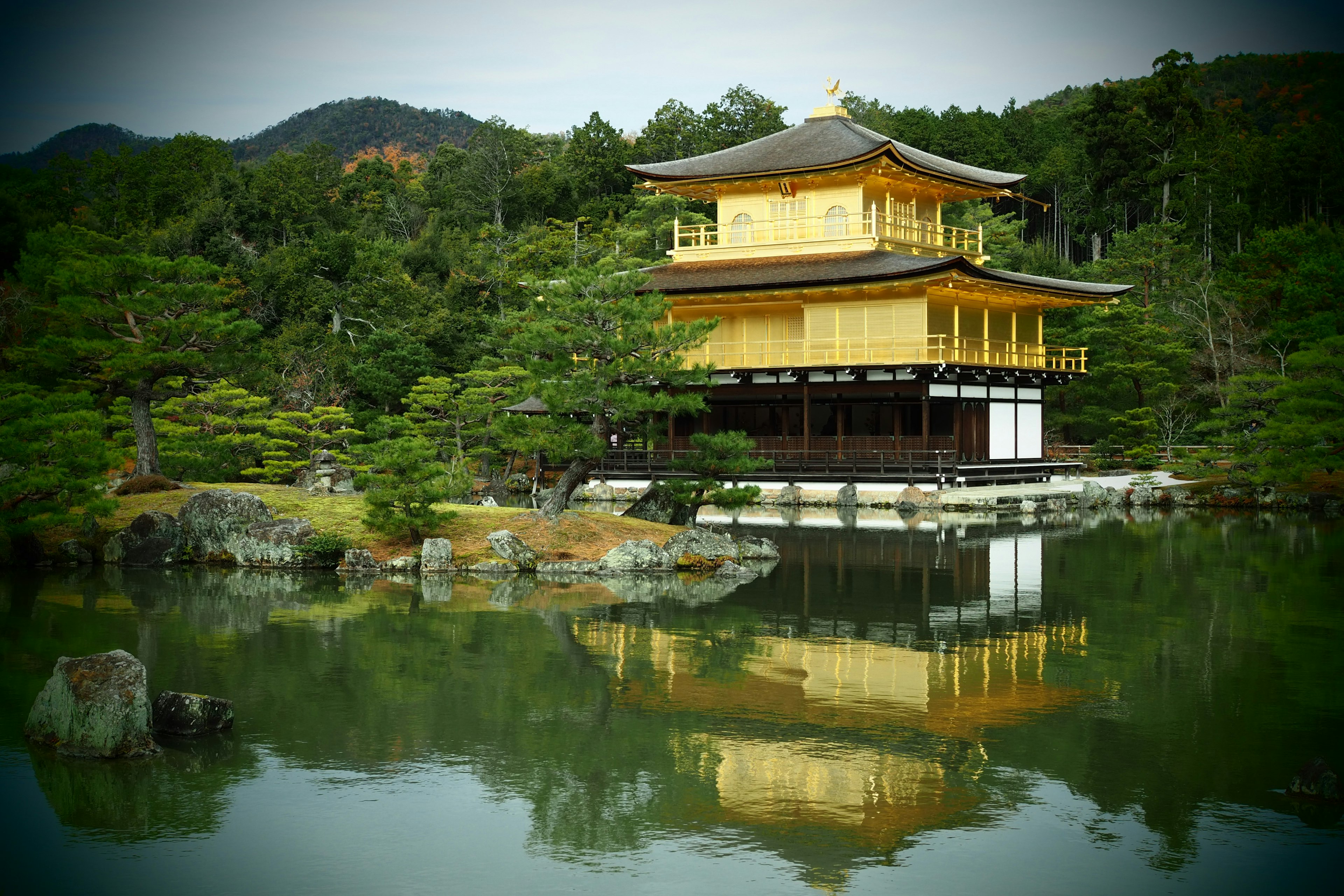 Kuil Kinkaku-ji dengan refleksi tenang di kolam