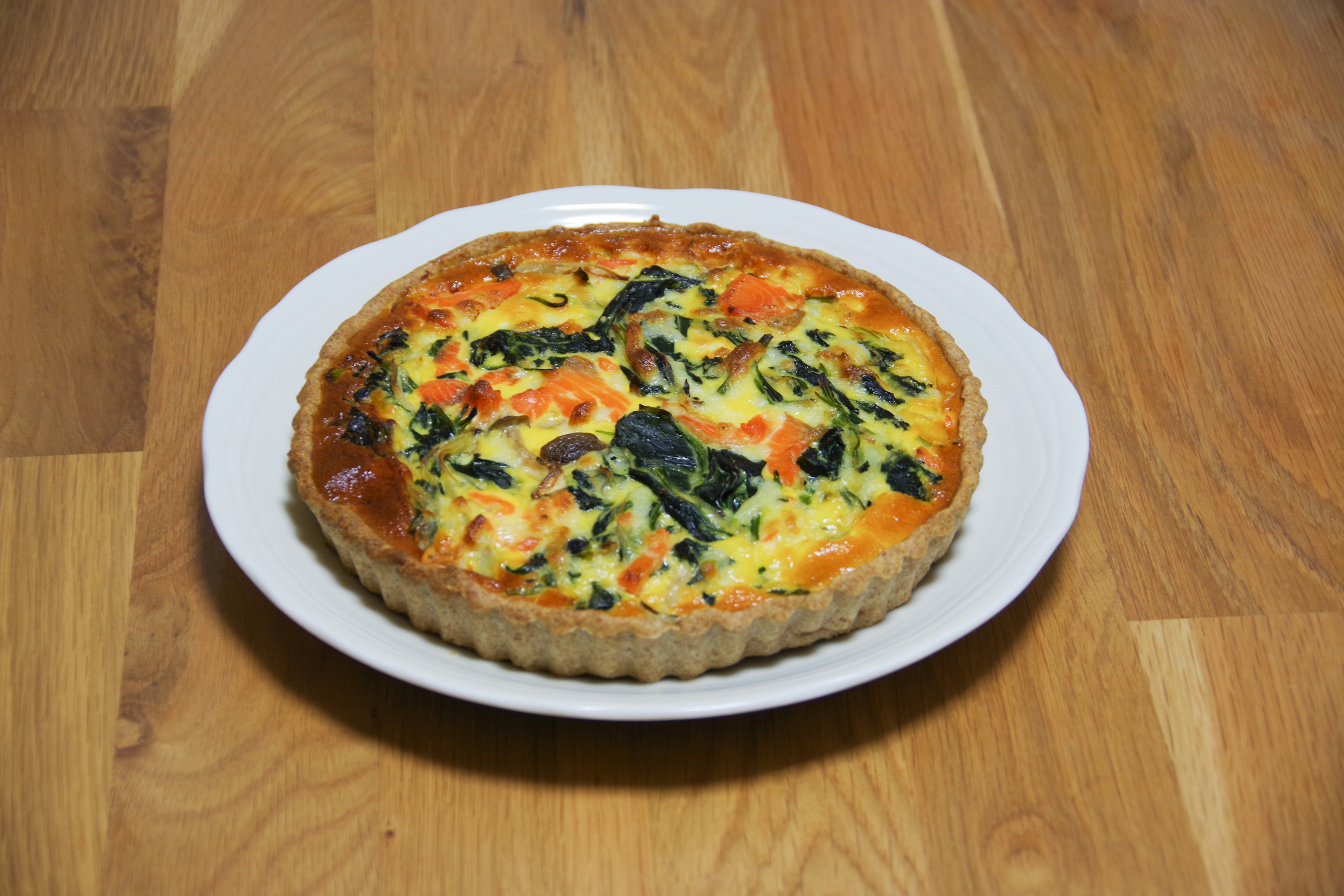 Quiche recién horneada en un plato blanco