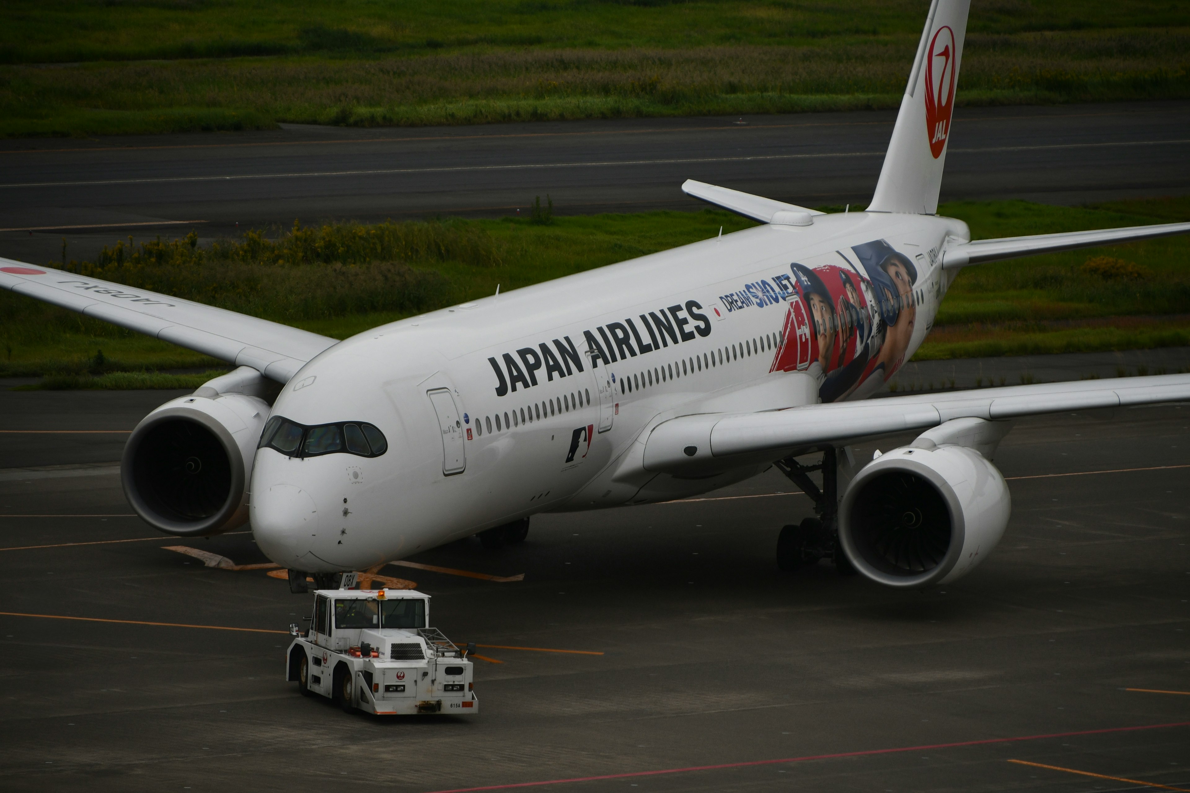 日本航空のボーイング787が滑走路に停車している