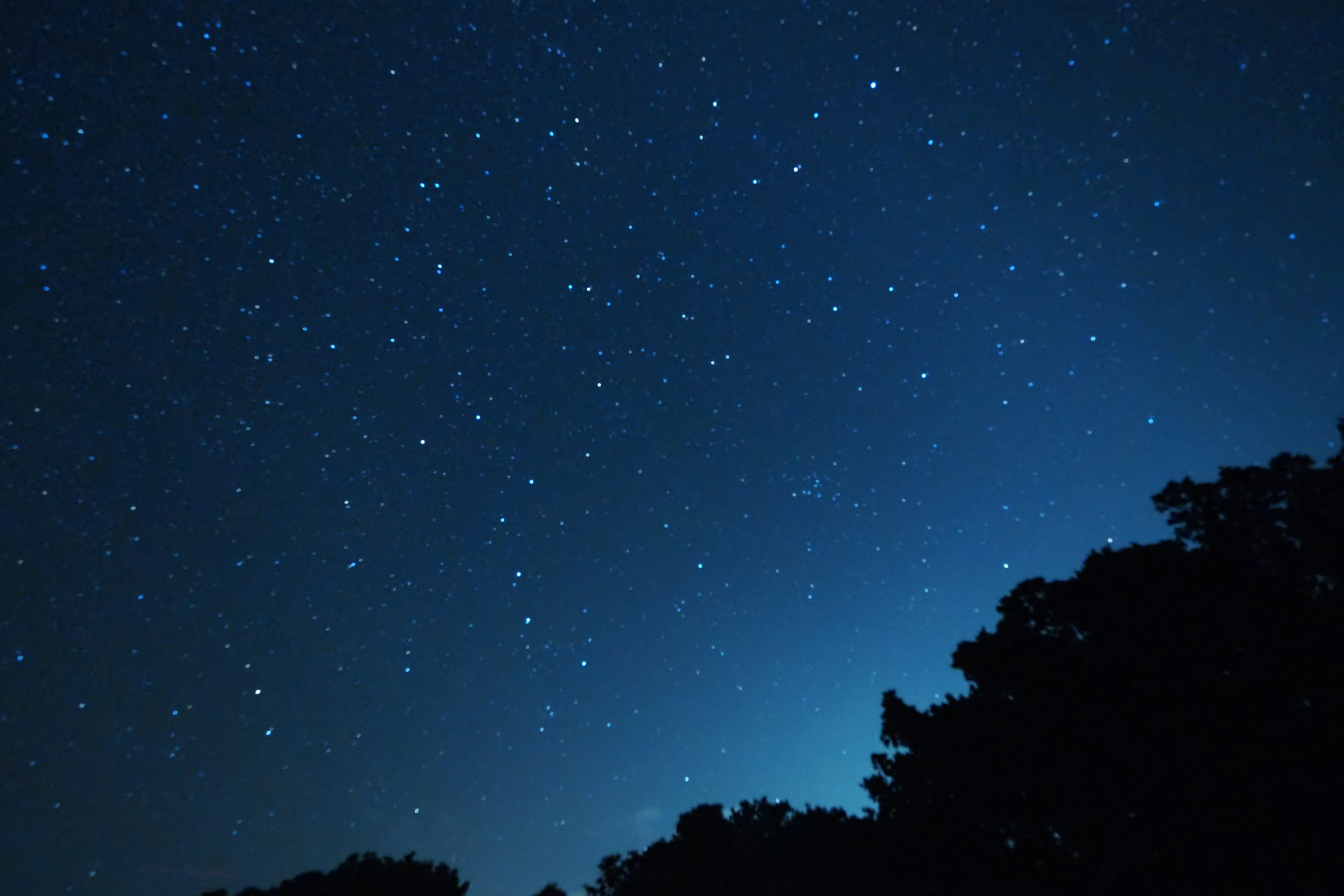 星空，深蓝色背景和散落的星星