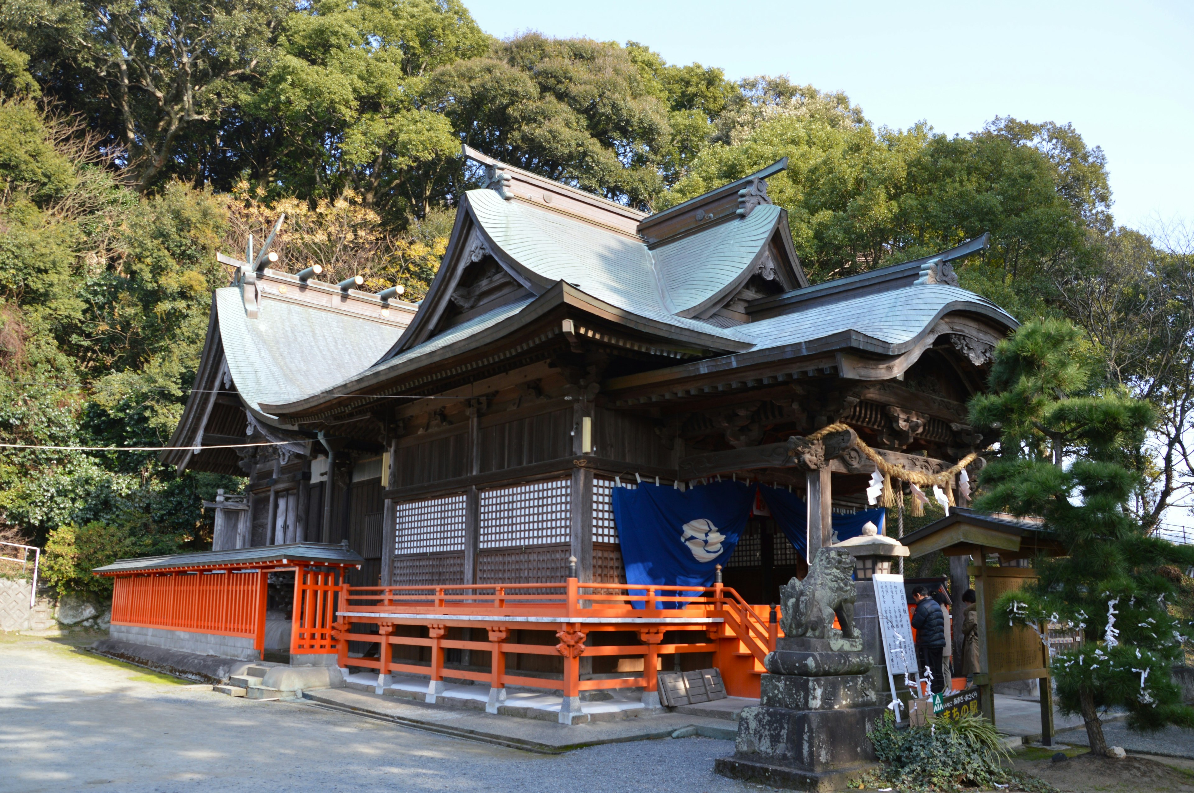 美しい神社の建物が緑に囲まれている