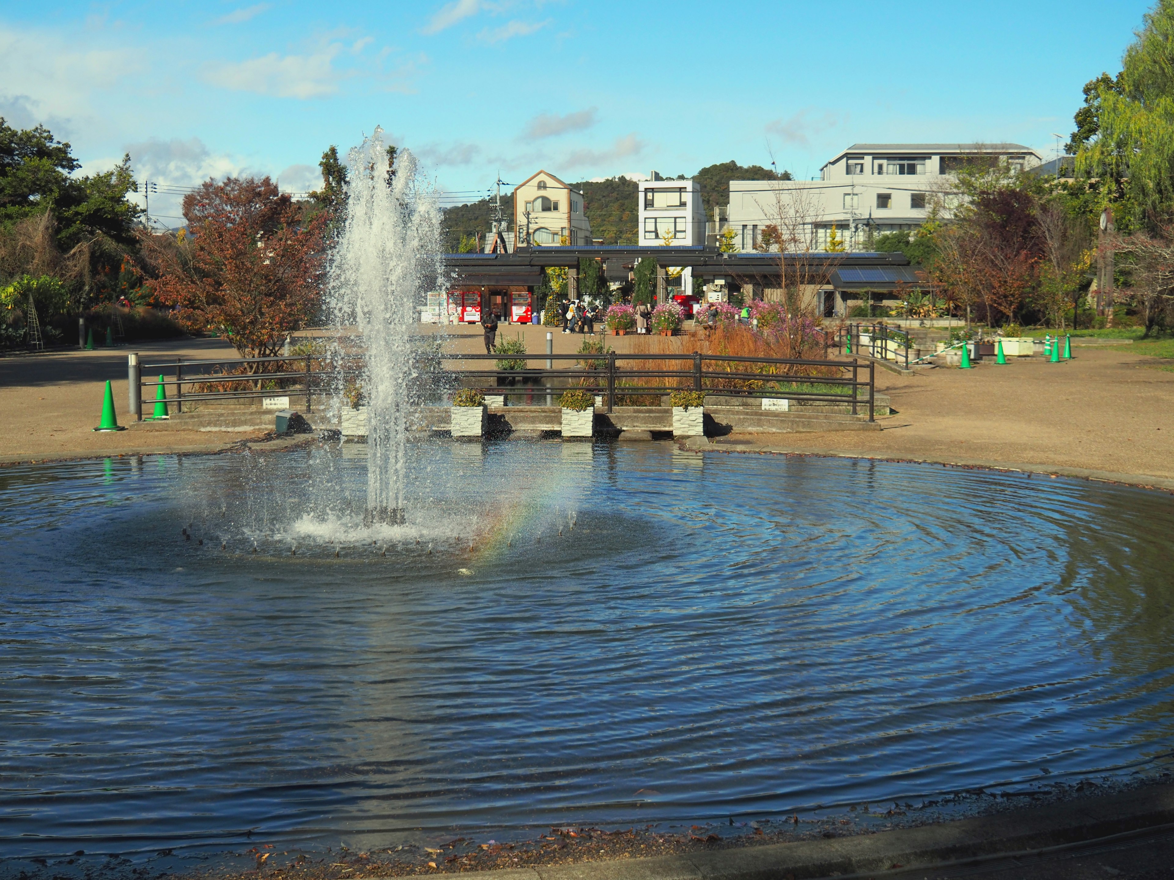 Fontaine dans un étang de parc avec un paysage environnant