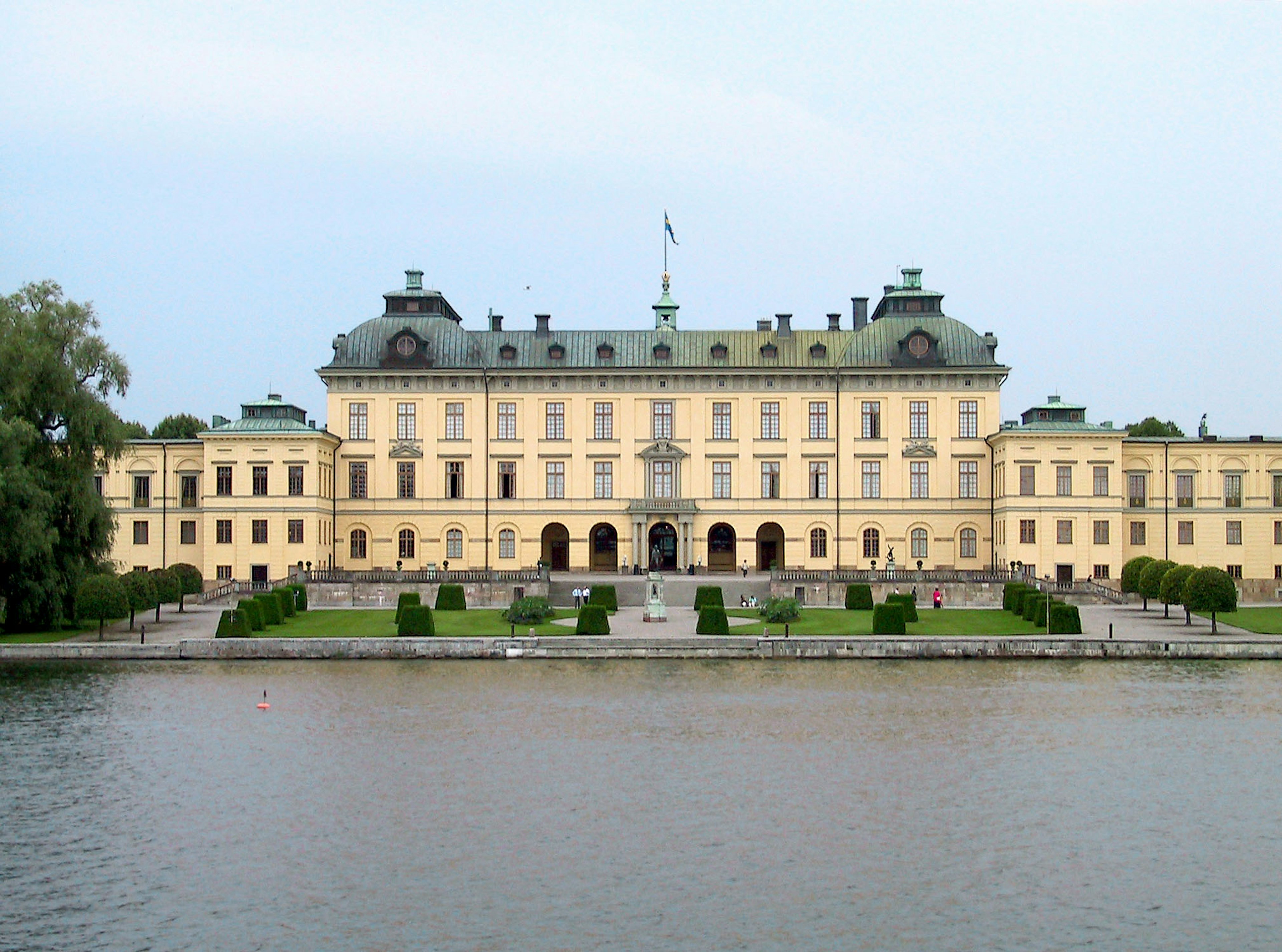 Hermosa fachada de un palacio en Suecia junto al agua con paredes amarillas