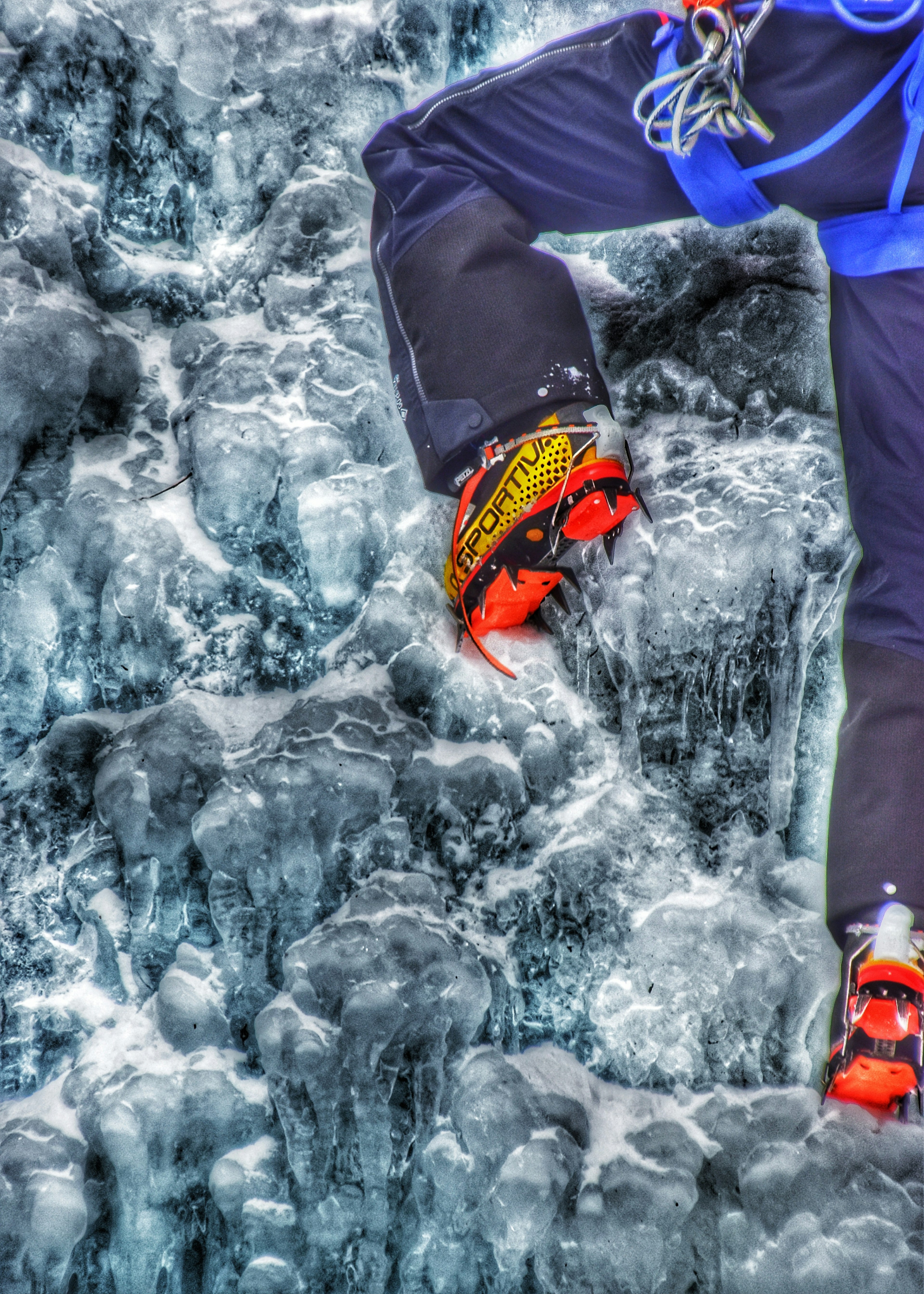 Gros plan sur le pied d'un grimpeur sur un mur de glace