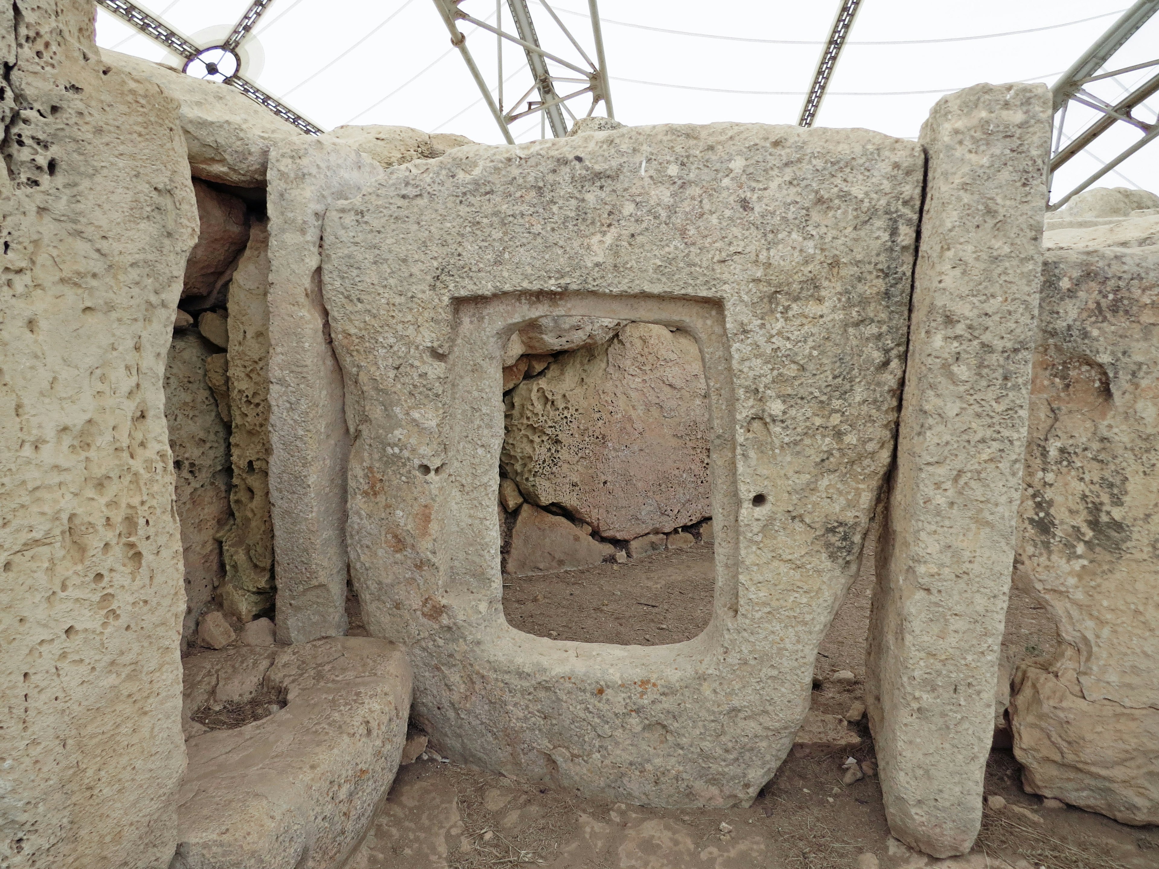 Estructura de piedra antigua con una abertura similar a una ventana