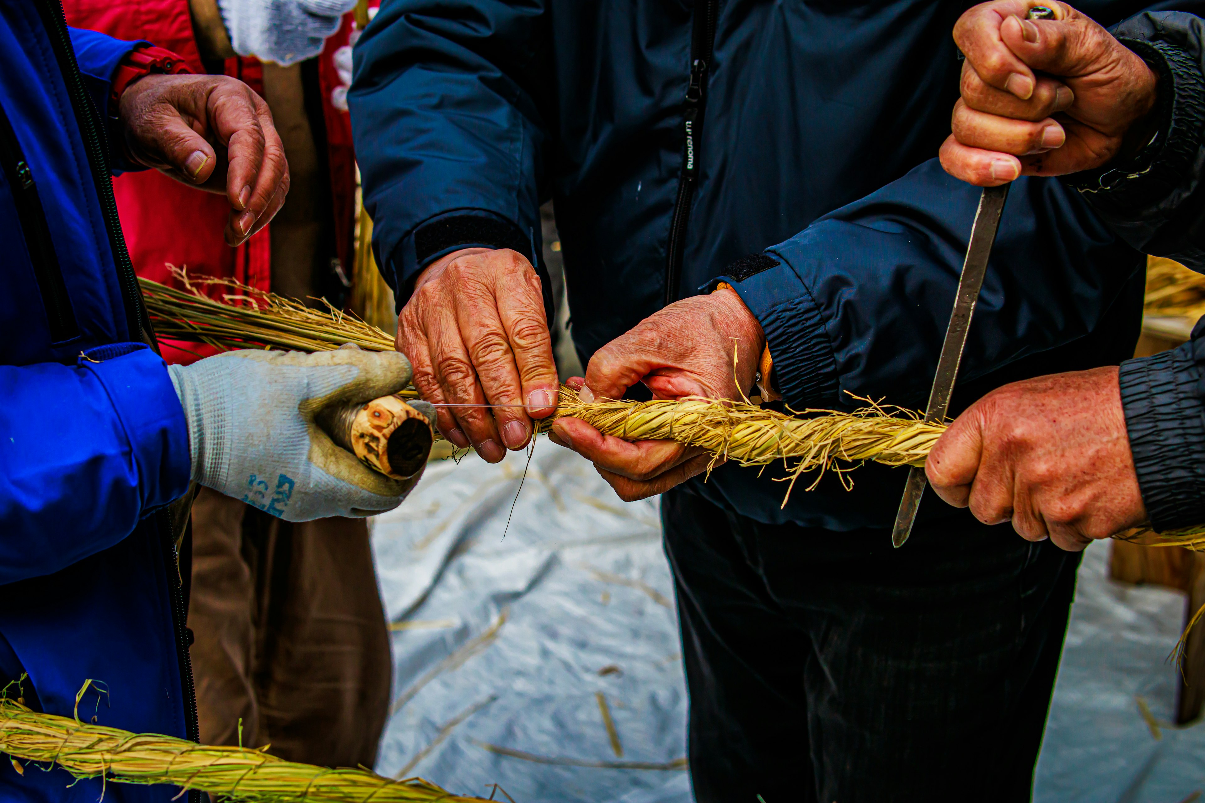 Gros plan sur des mains fabriquant de la corde avec des fibres naturelles