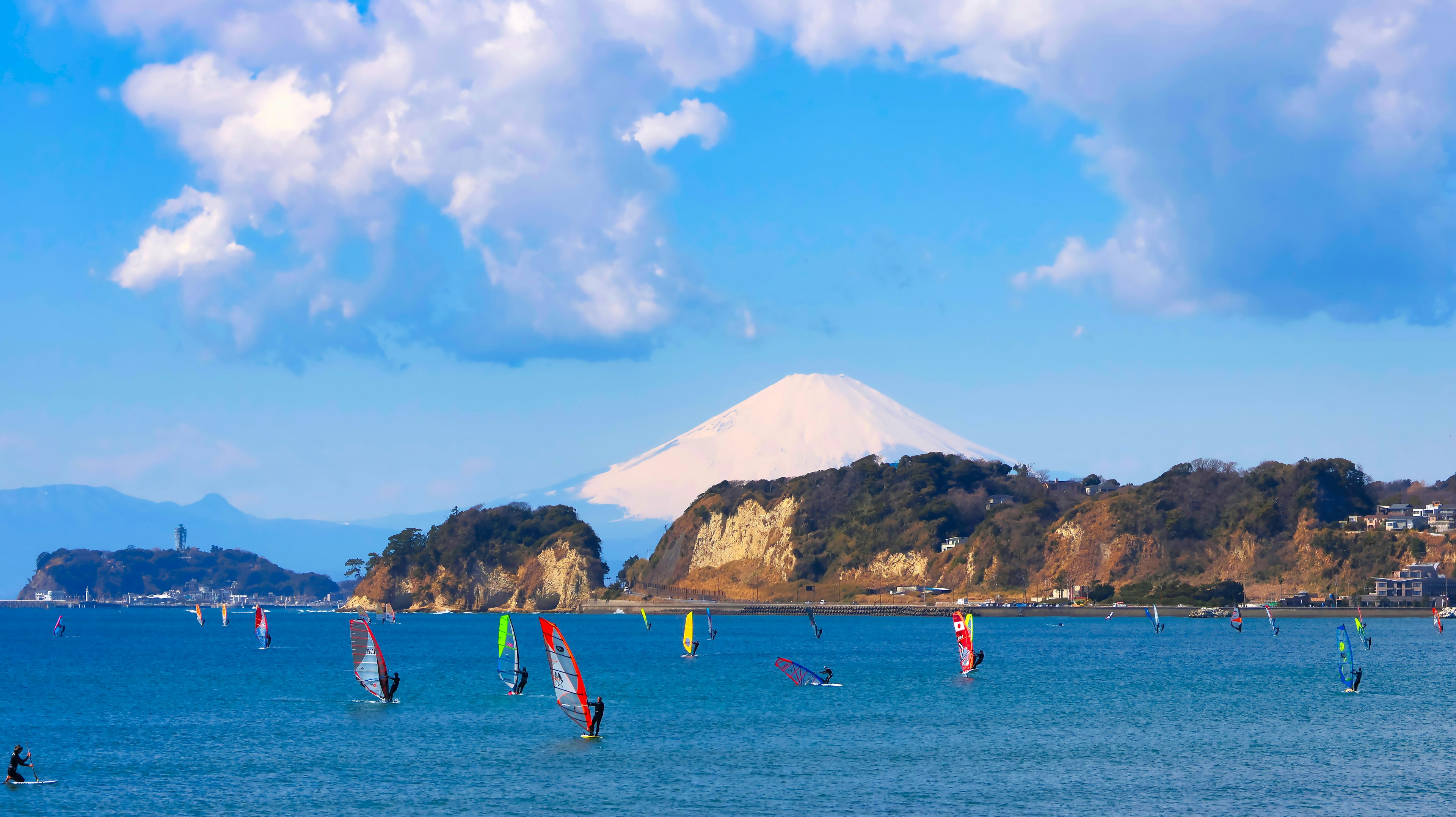 风筝冲浪场景，背景为富士山