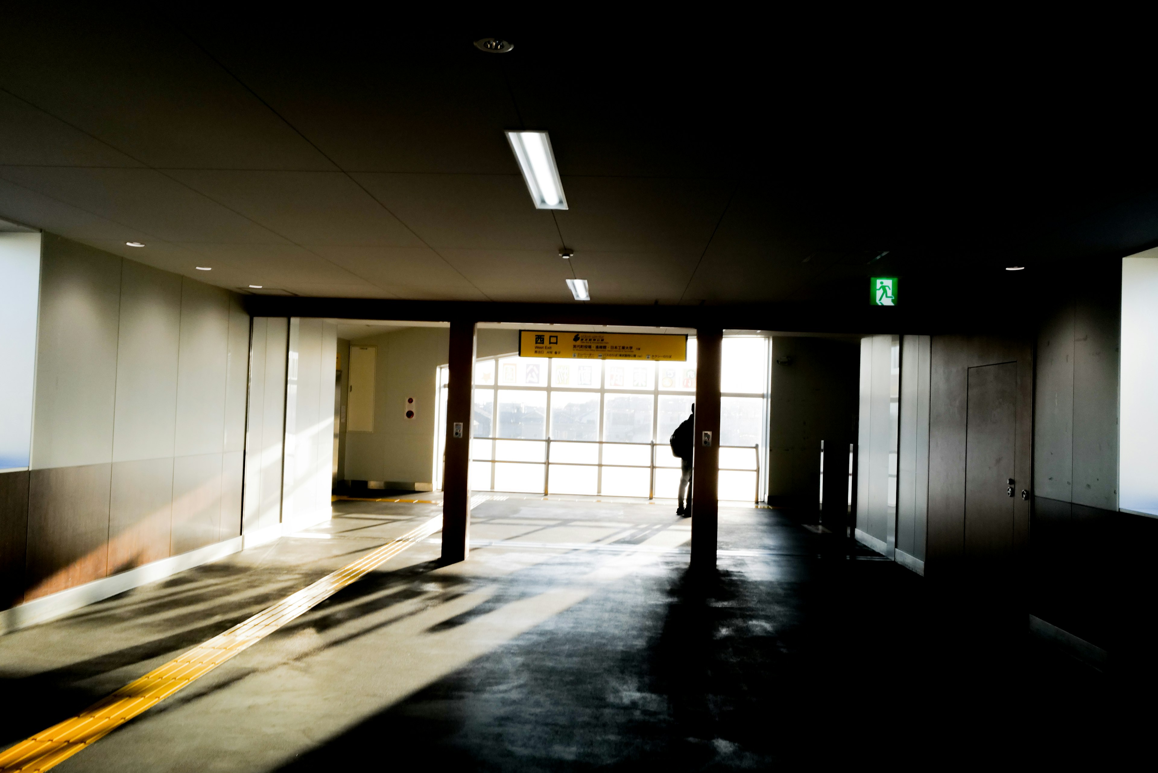 Una foto de un pasillo con luz brillante y sombras en el suelo