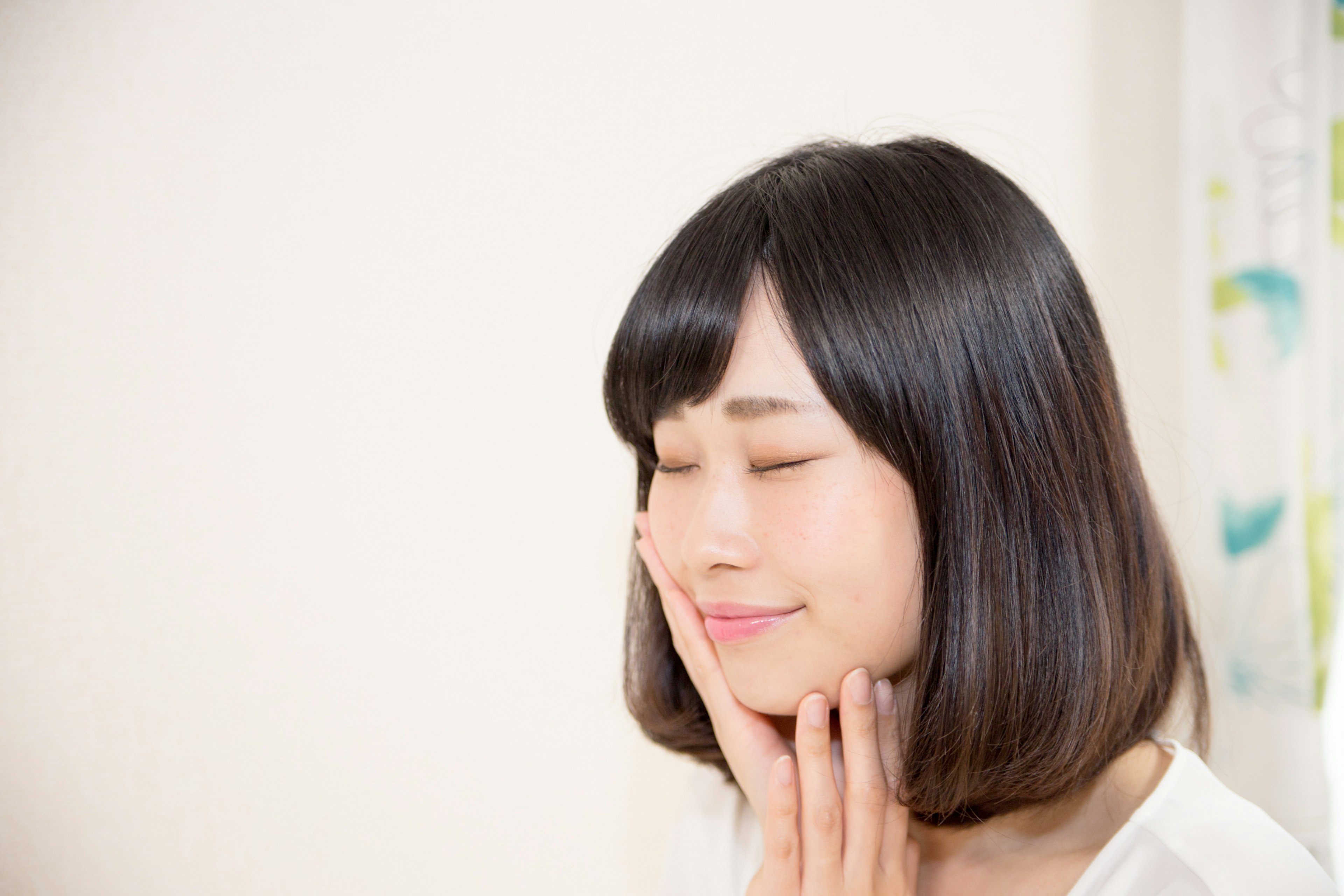 Una donna sorridente con le mani sulle guance