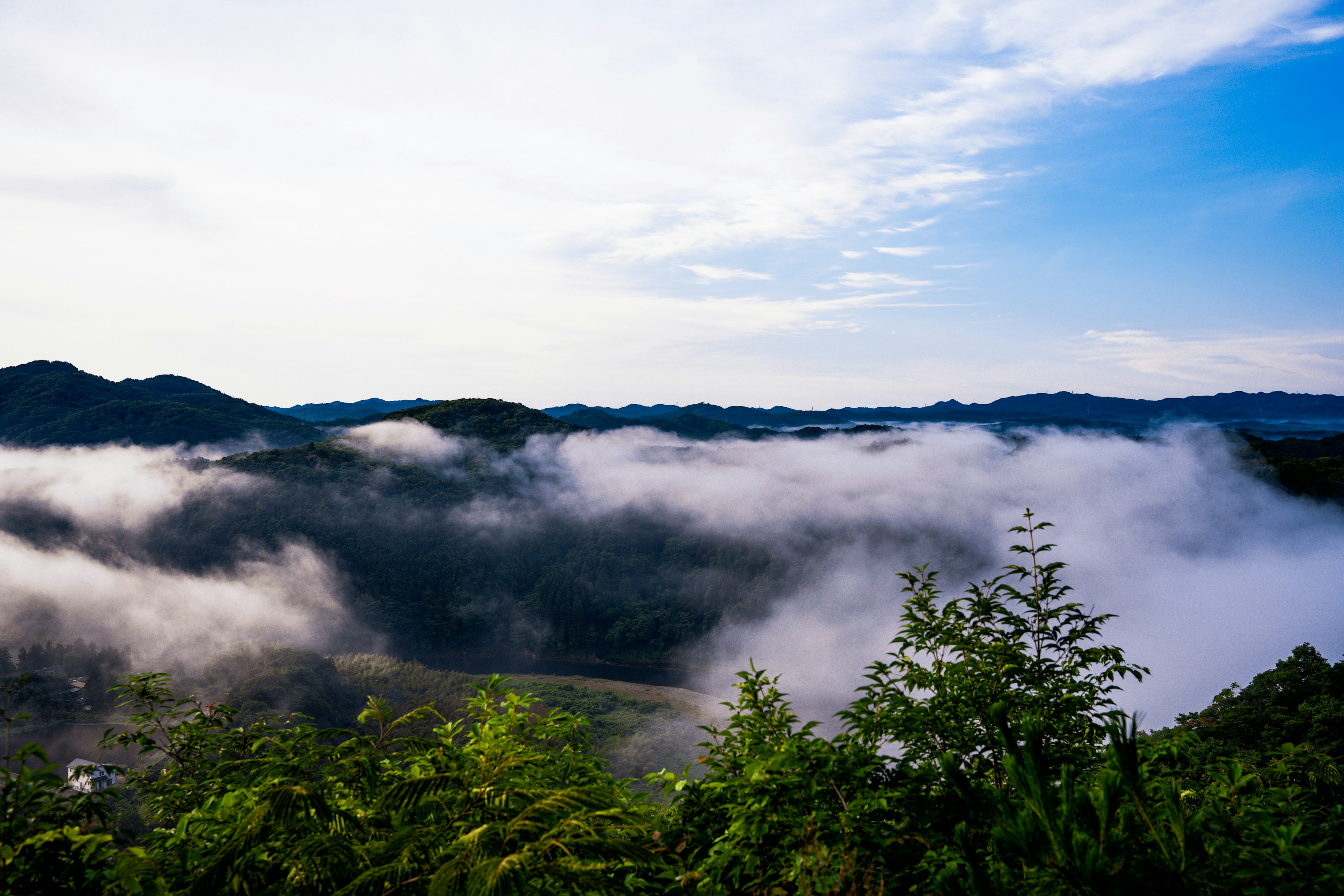 霧に包まれた山々と青空の景色