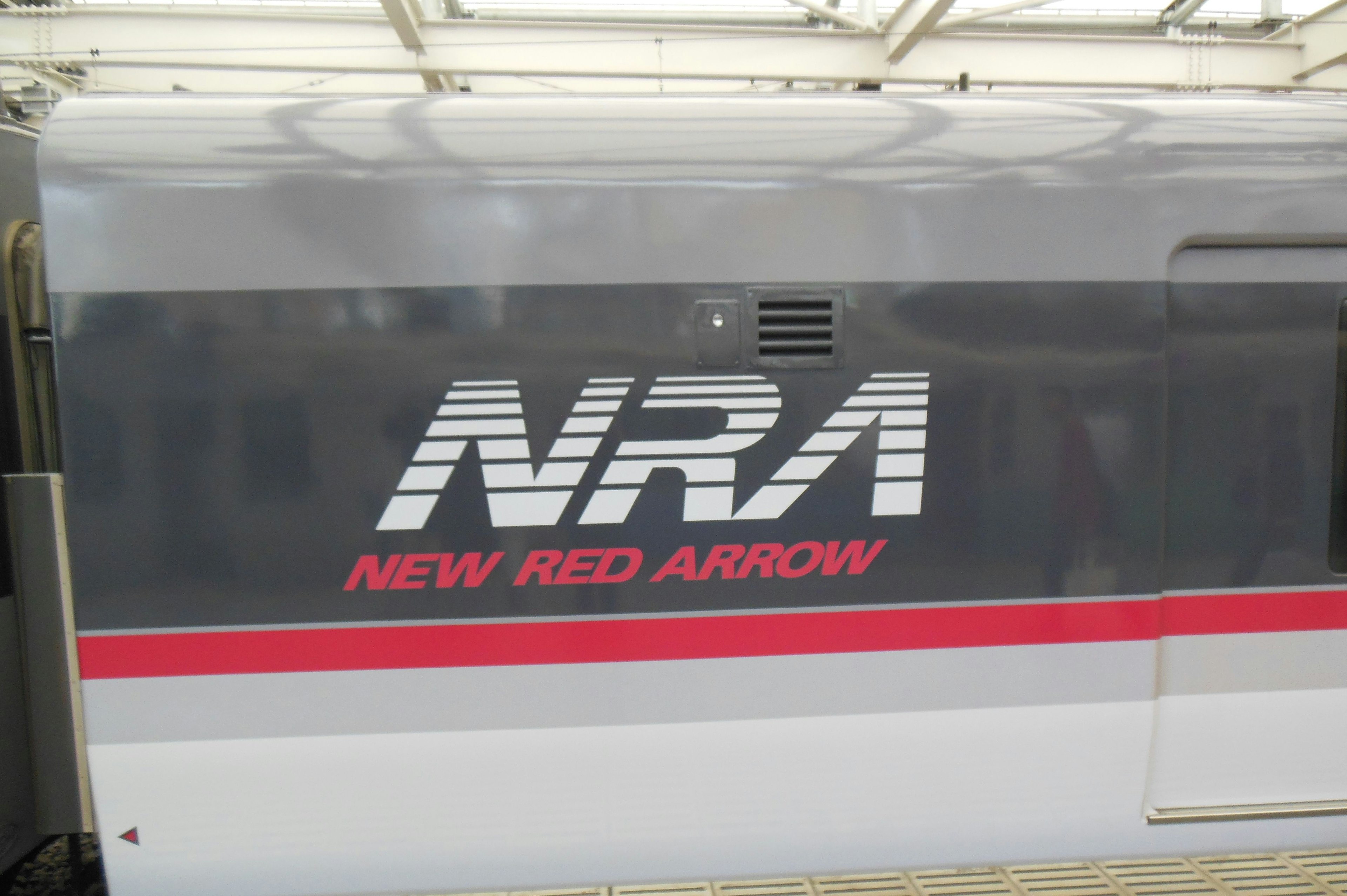 Góc nhìn bên của một đoàn tàu có logo New Red Arrow