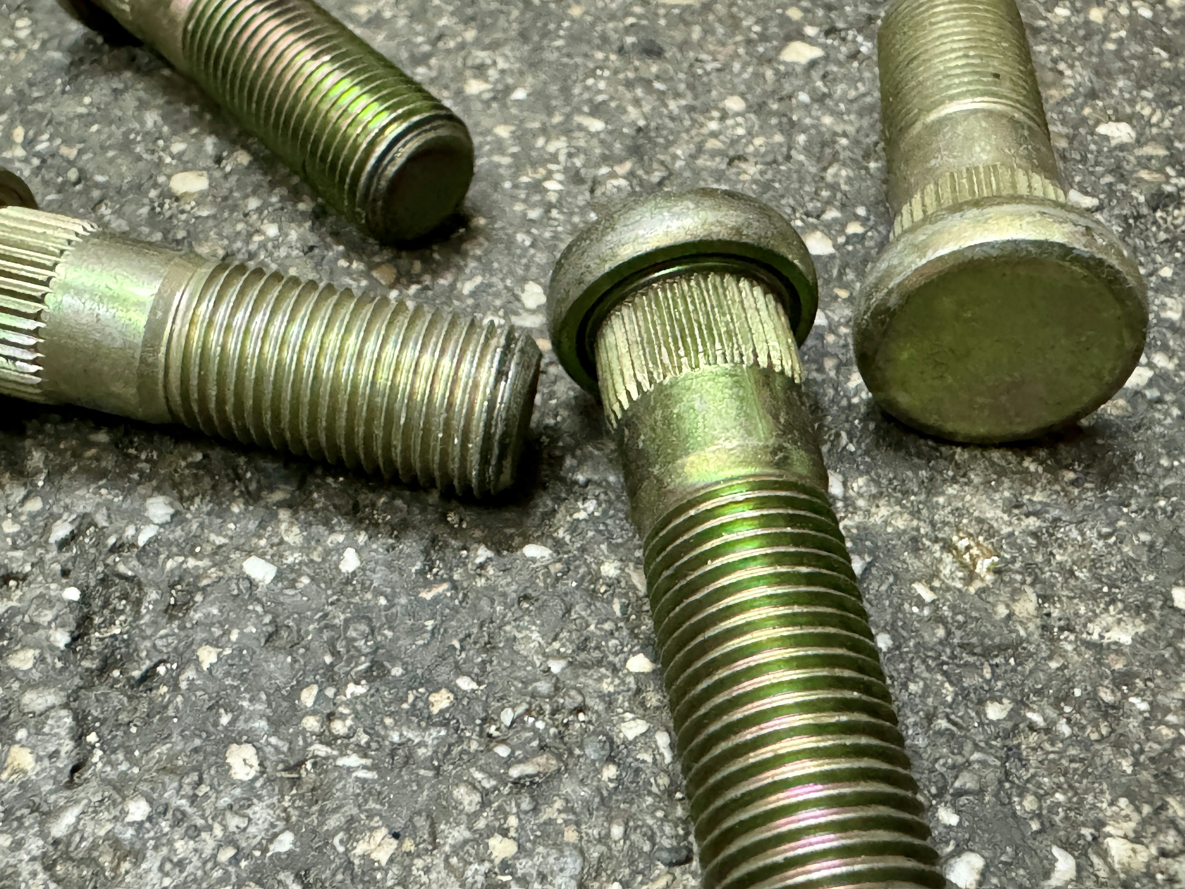 Une collection de boulons métalliques éparpillés sur une surface