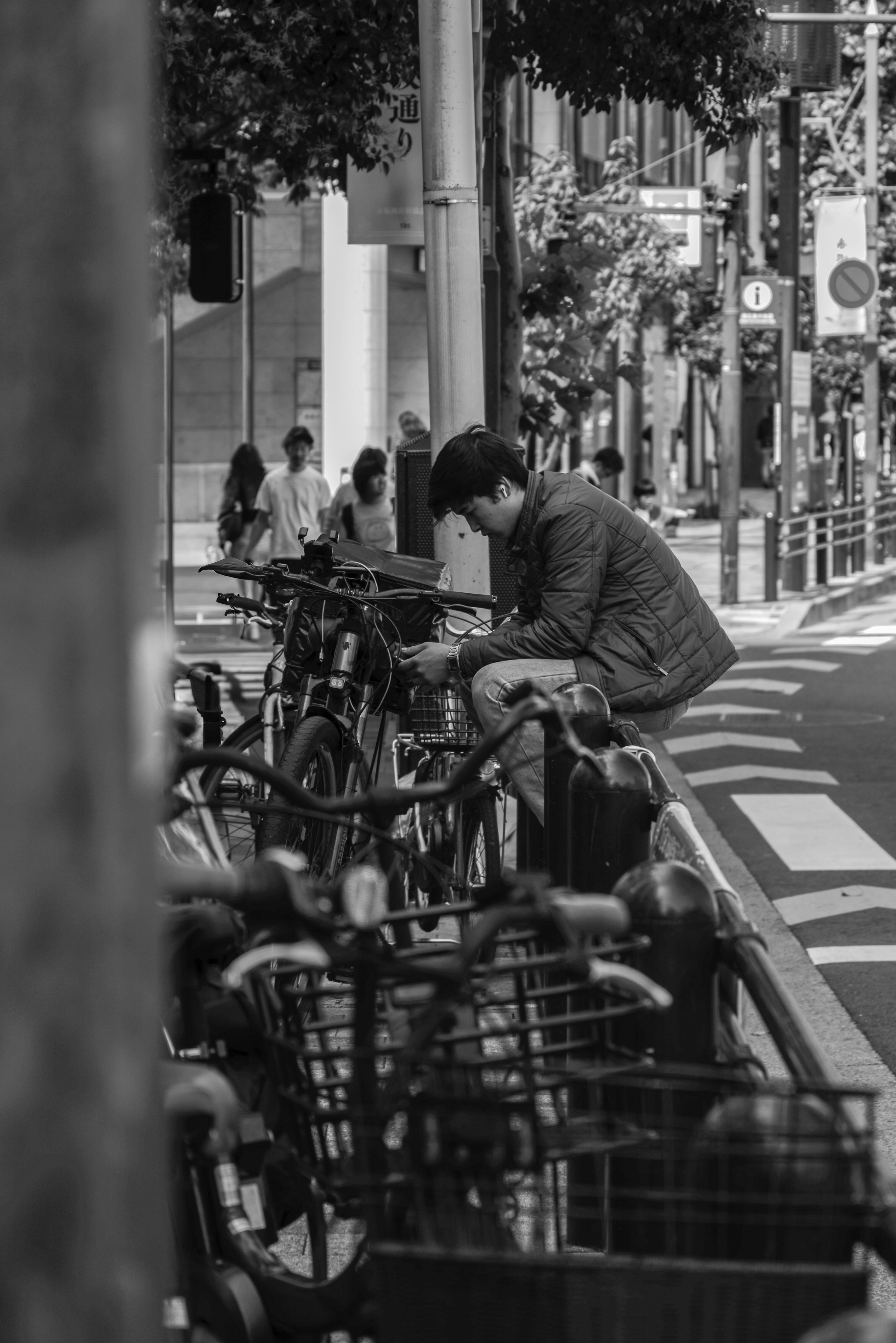 Un uomo seduto su una bicicletta con pedoni in un ambiente urbano