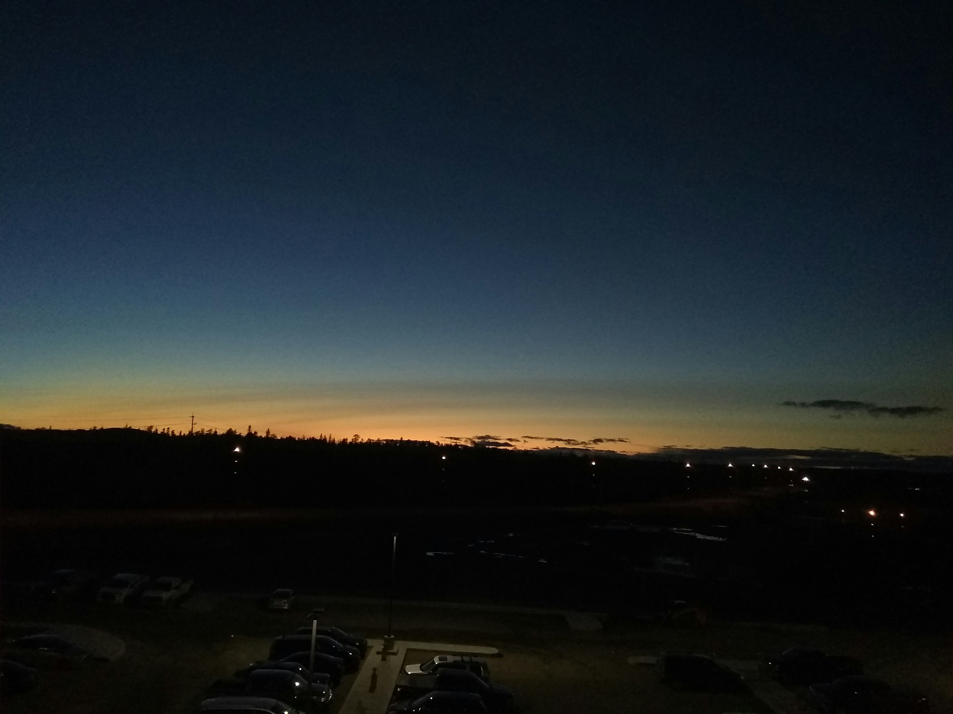 Langit senja dengan pemandangan tempat parkir