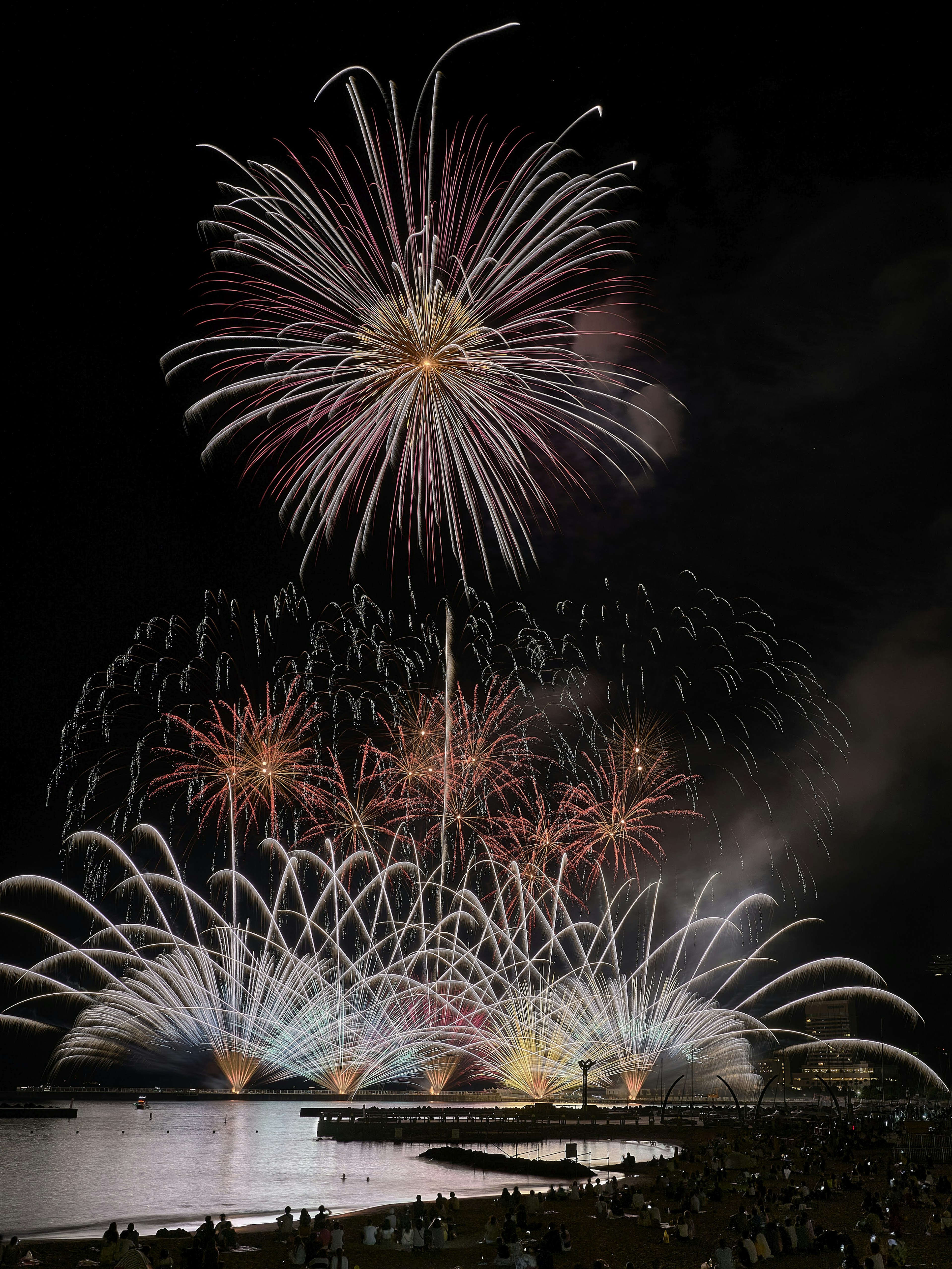 Spettacolo di fuochi d'artificio vivace che illumina il cielo notturno con esplosioni colorate