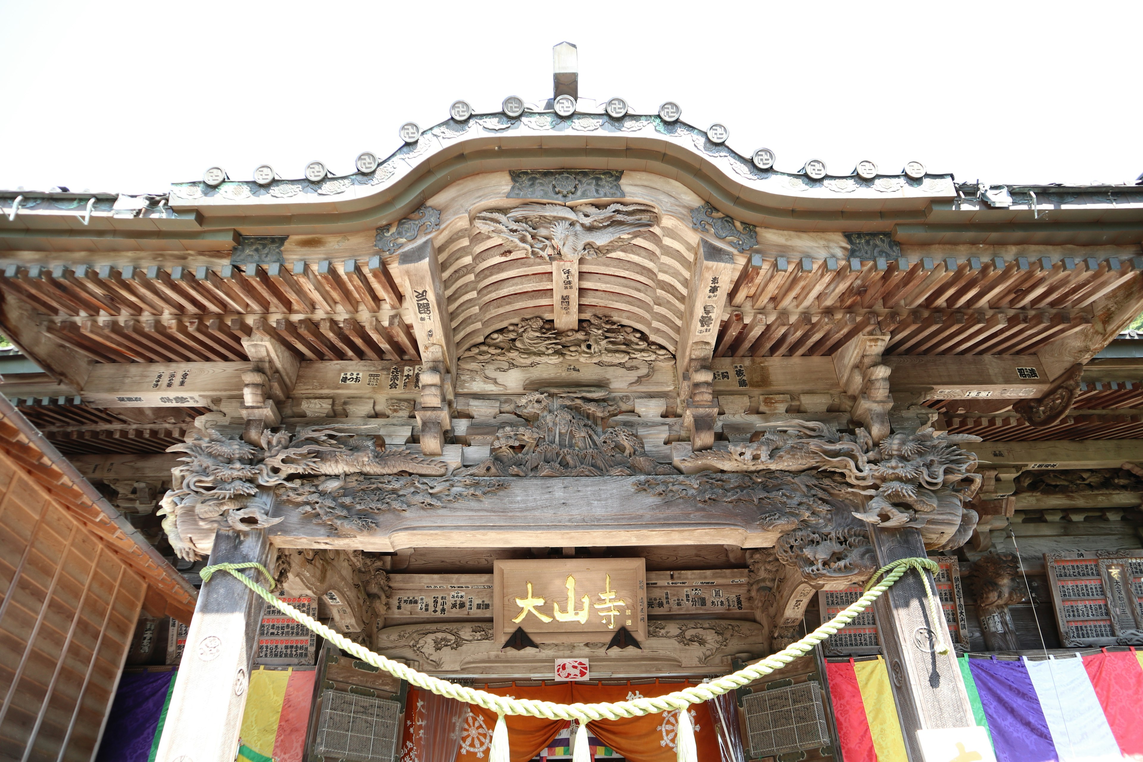 Sculptures intriquées et design de toit à l'entrée d'un temple historique