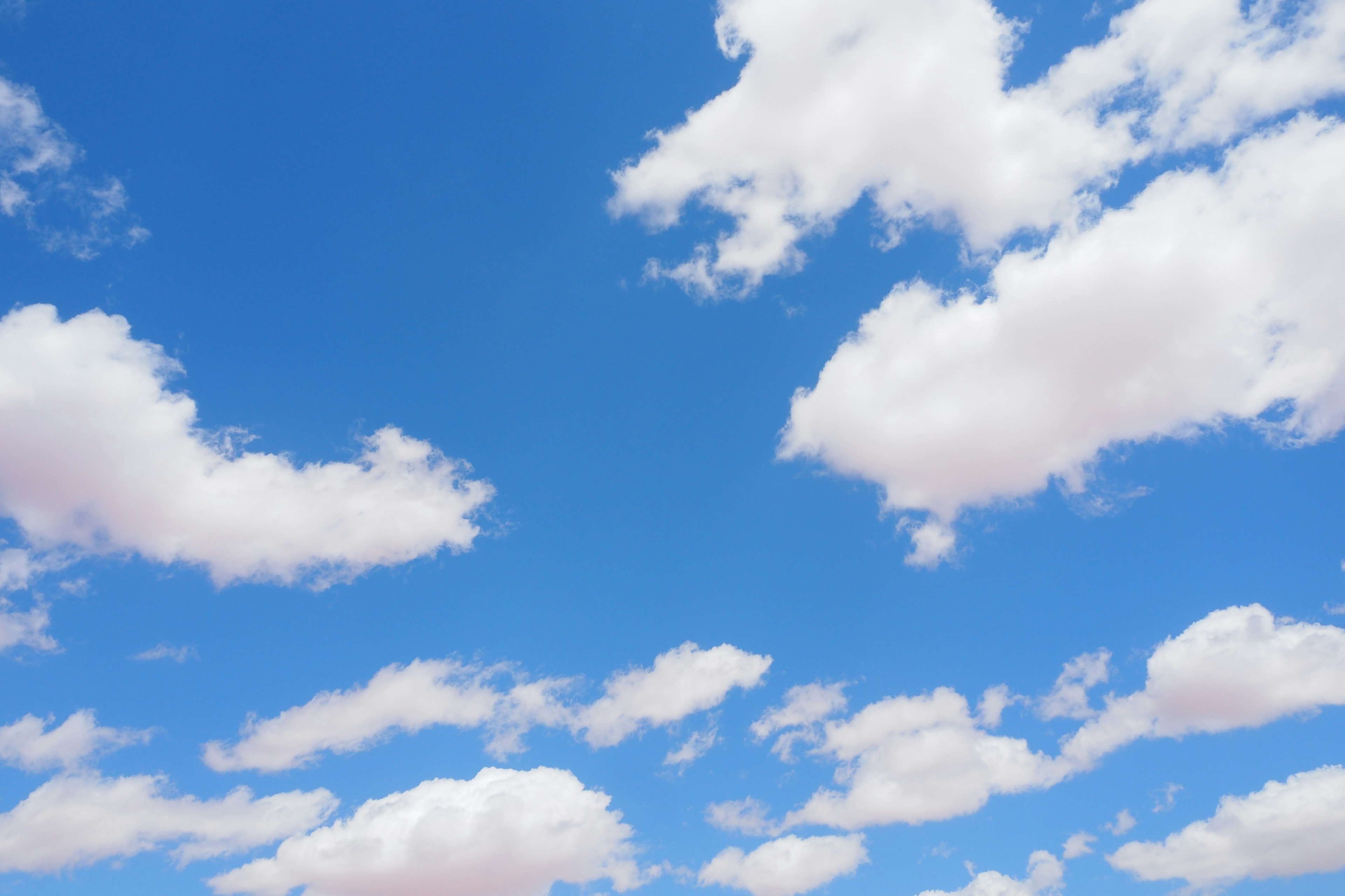 Un cielo azul claro con nubes blancas y esponjosas