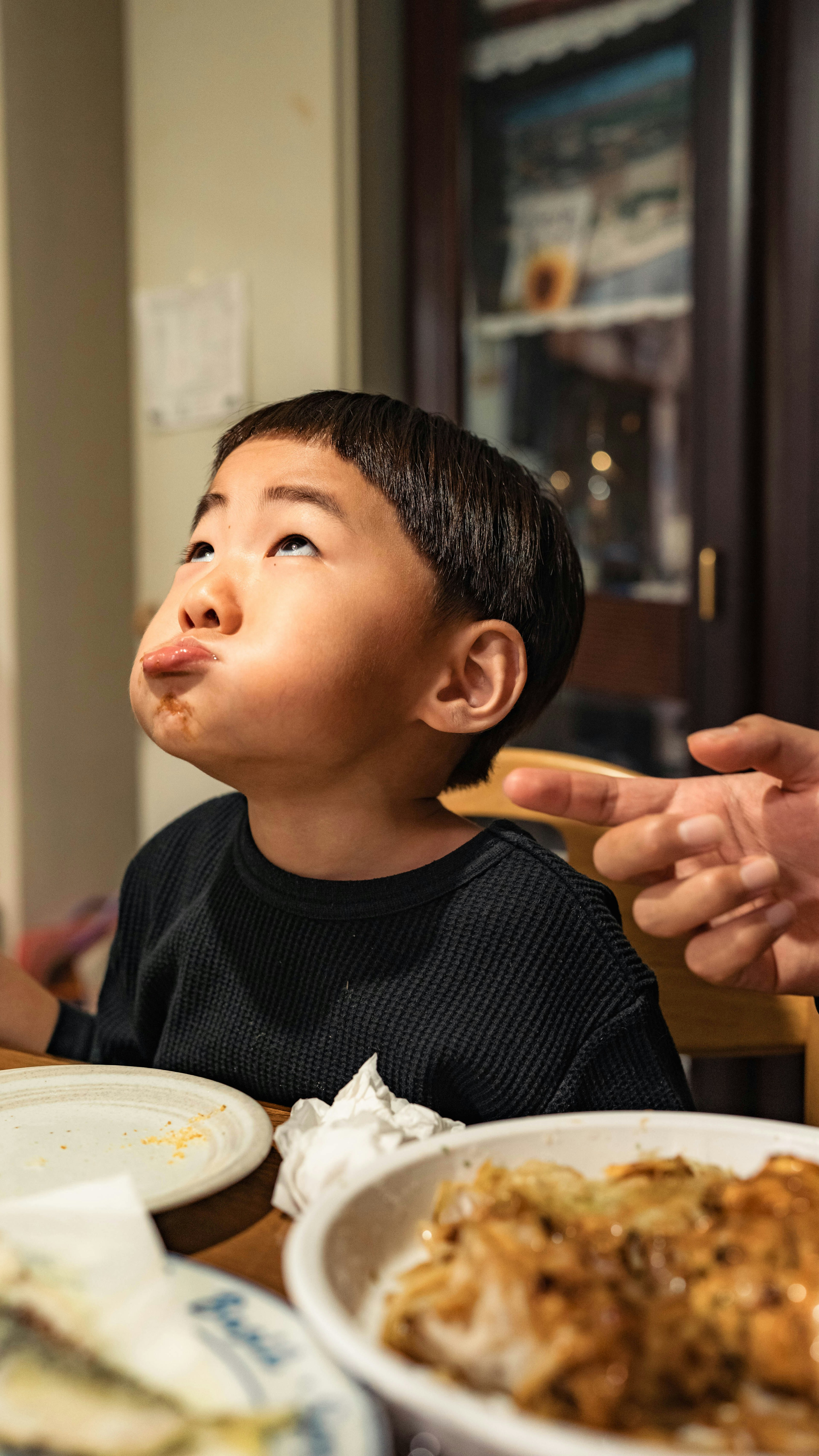 Enfant avec des joues gonflées appréciant un repas