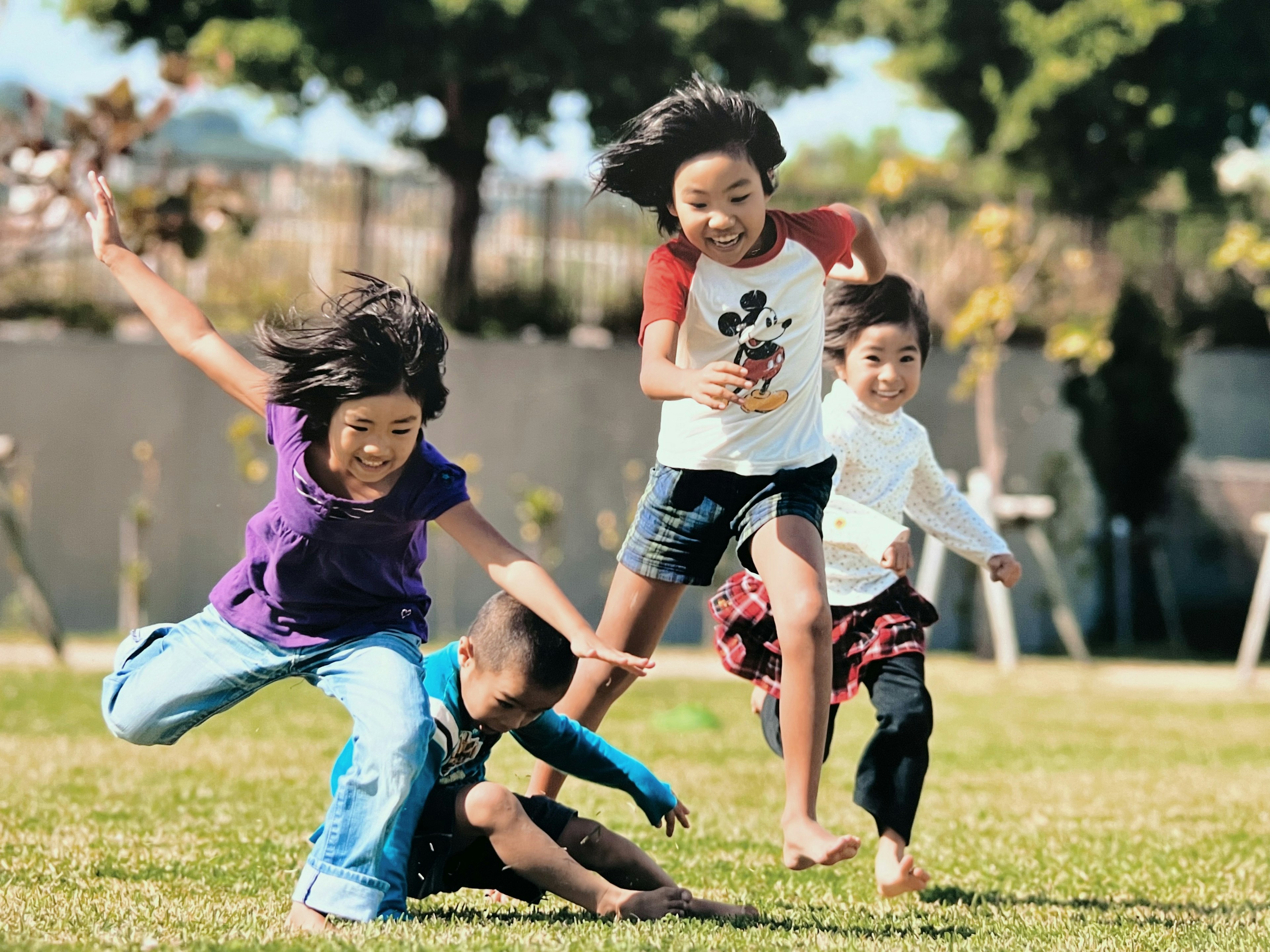 孩子們在公園裡快樂地玩耍，表情生動