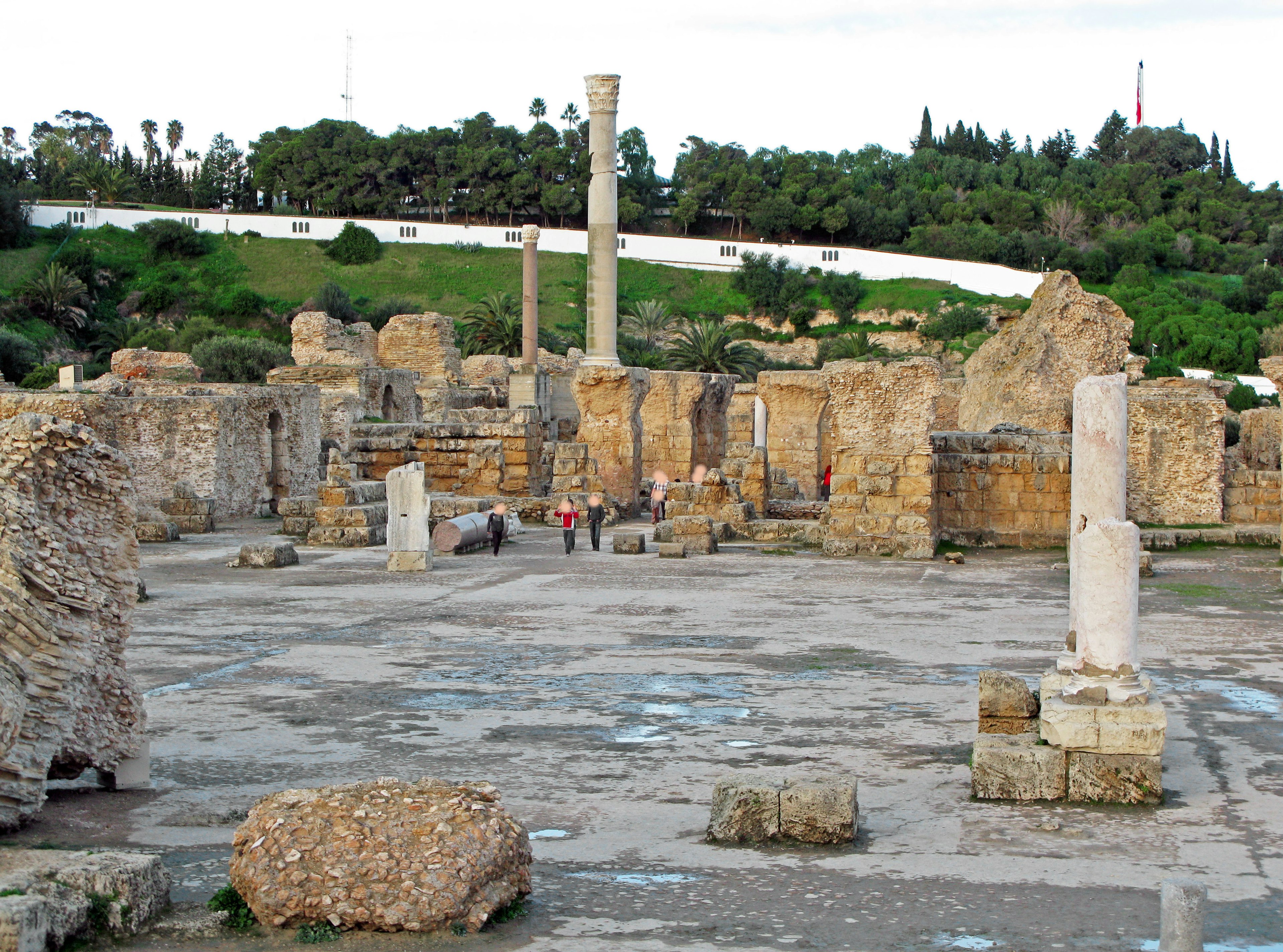 Ruines anciennes avec des colonnes et des structures en pierre