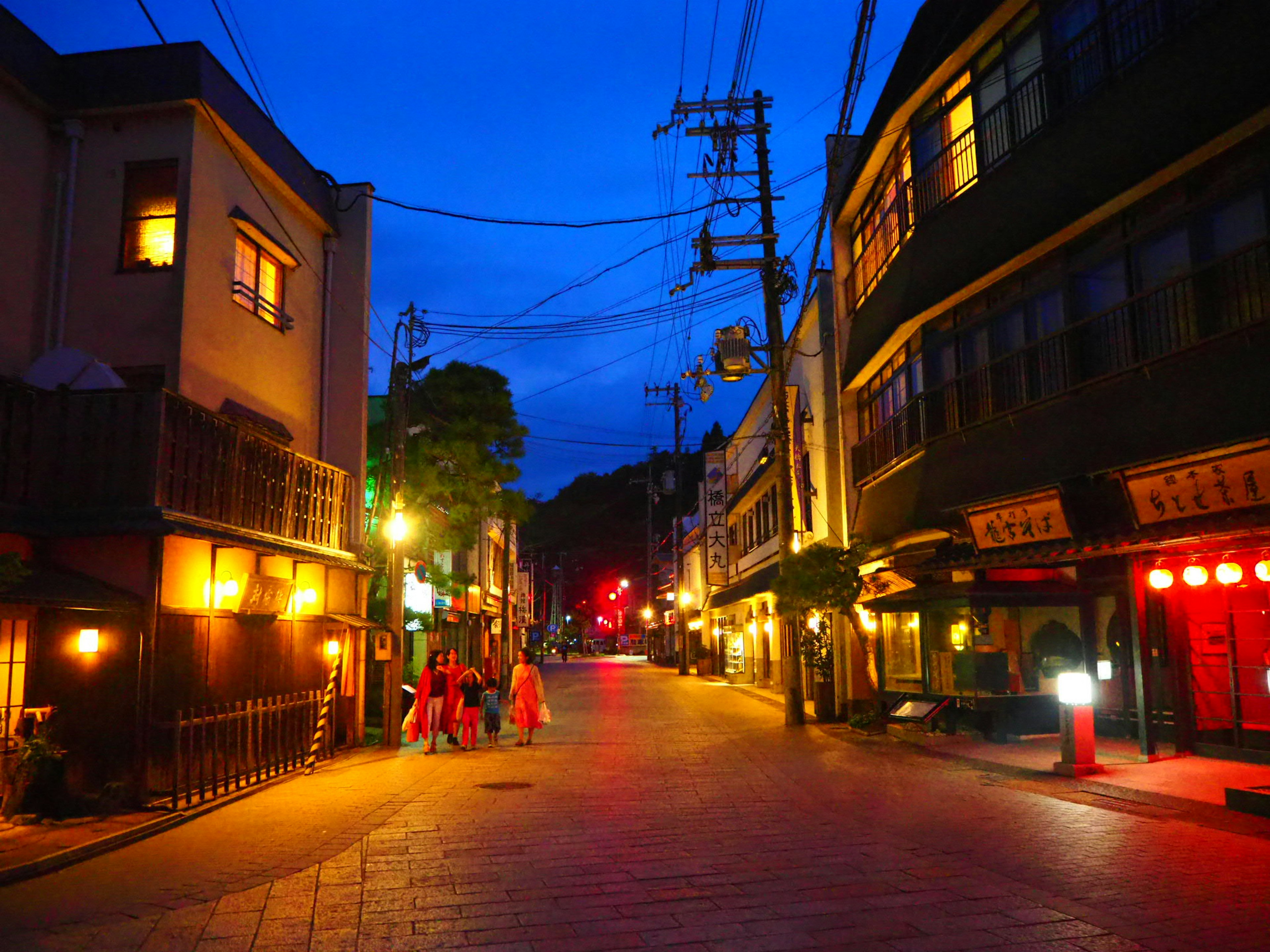 Rue pittoresque illuminée la nuit avec des lumières colorées