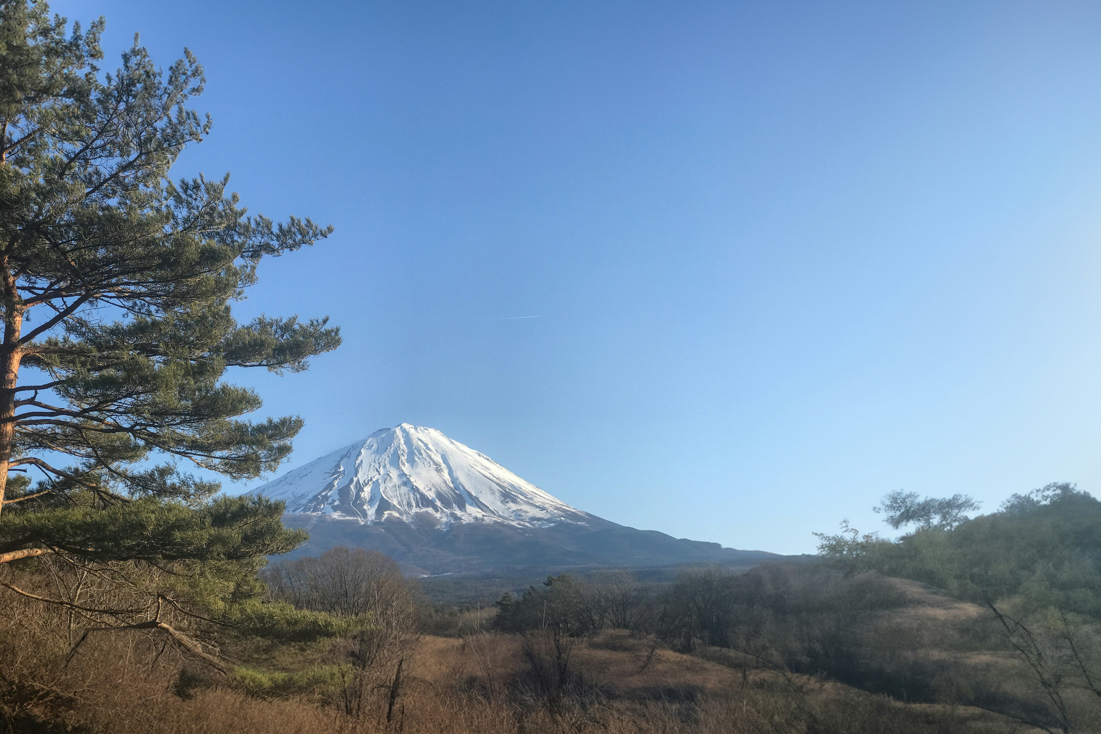 雪山富士山與晴朗的藍天