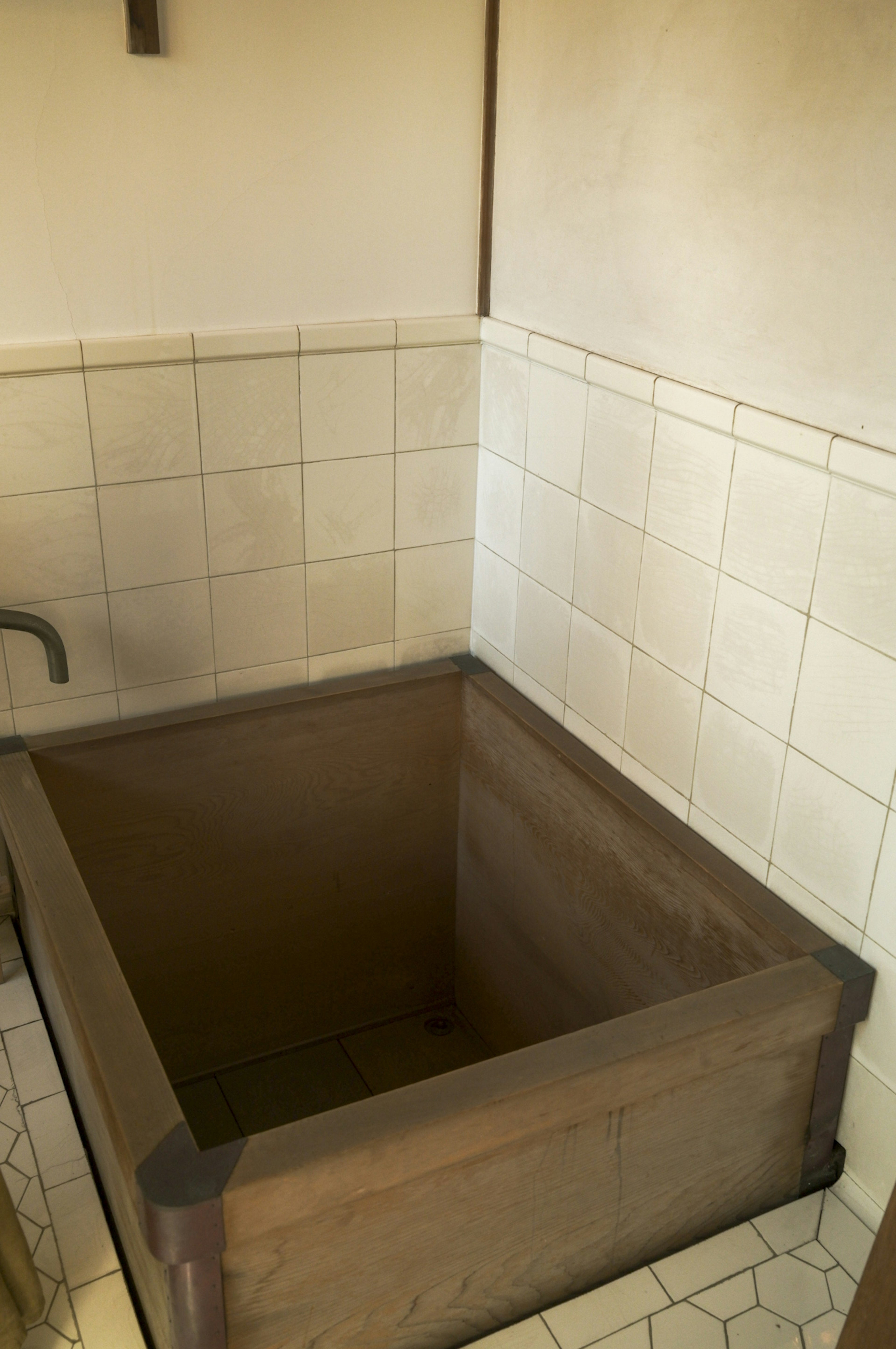 Coin d'une salle de bain avec une baignoire en bois