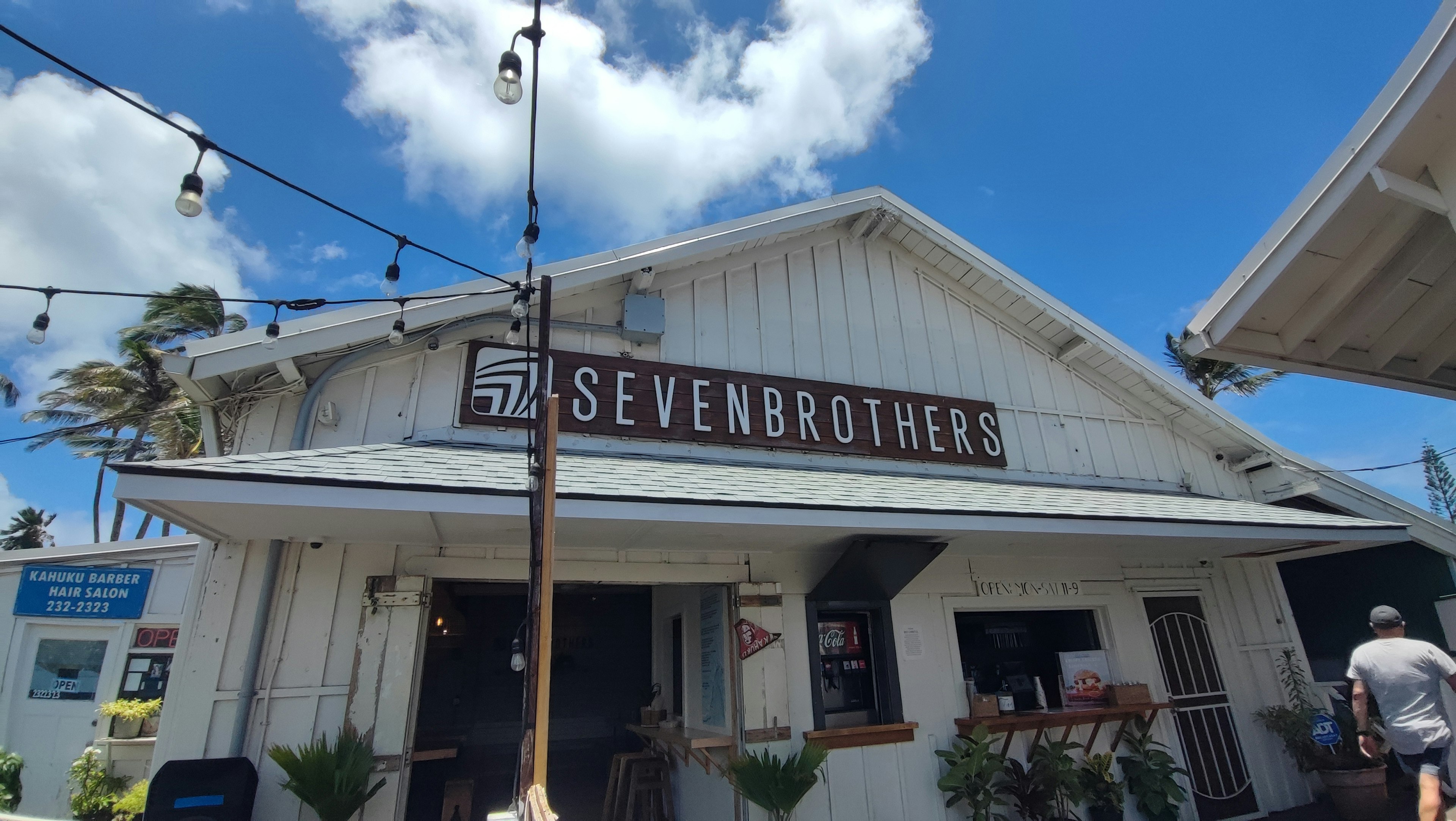 Esterno del ristorante Seven Brothers sotto un cielo blu