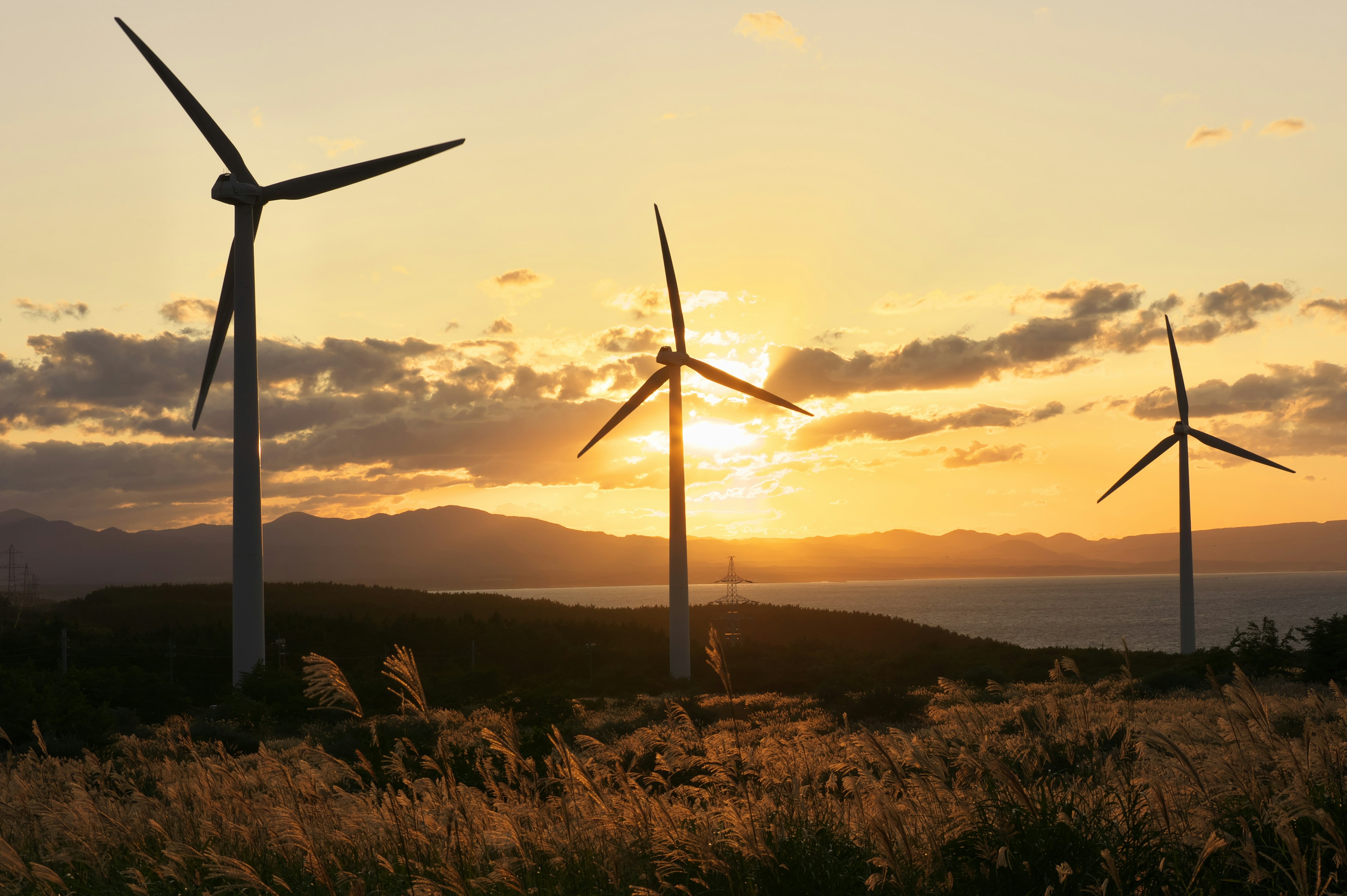 夕陽下的風力發電機輪廓