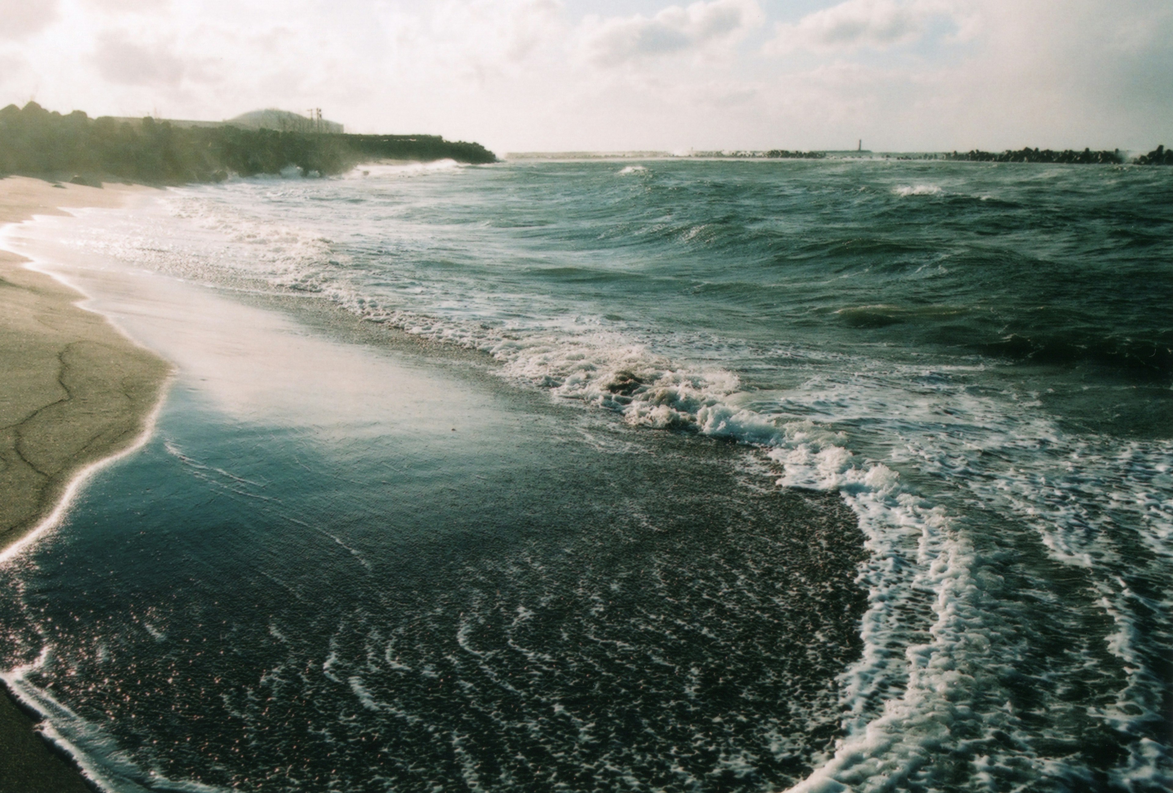 ทะเลที่มีคลื่นแรงกระแทกชายหาดทราย