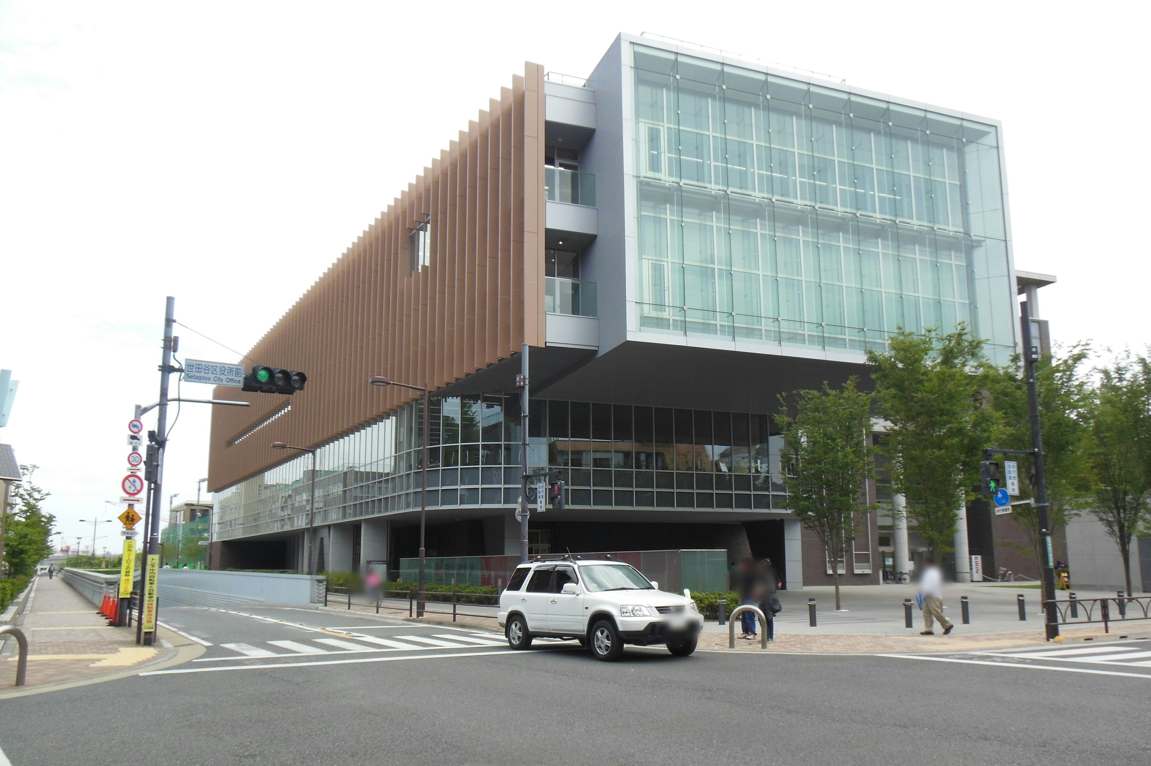 Conception architecturale moderne avec des éléments en verre et en bois et de la verdure