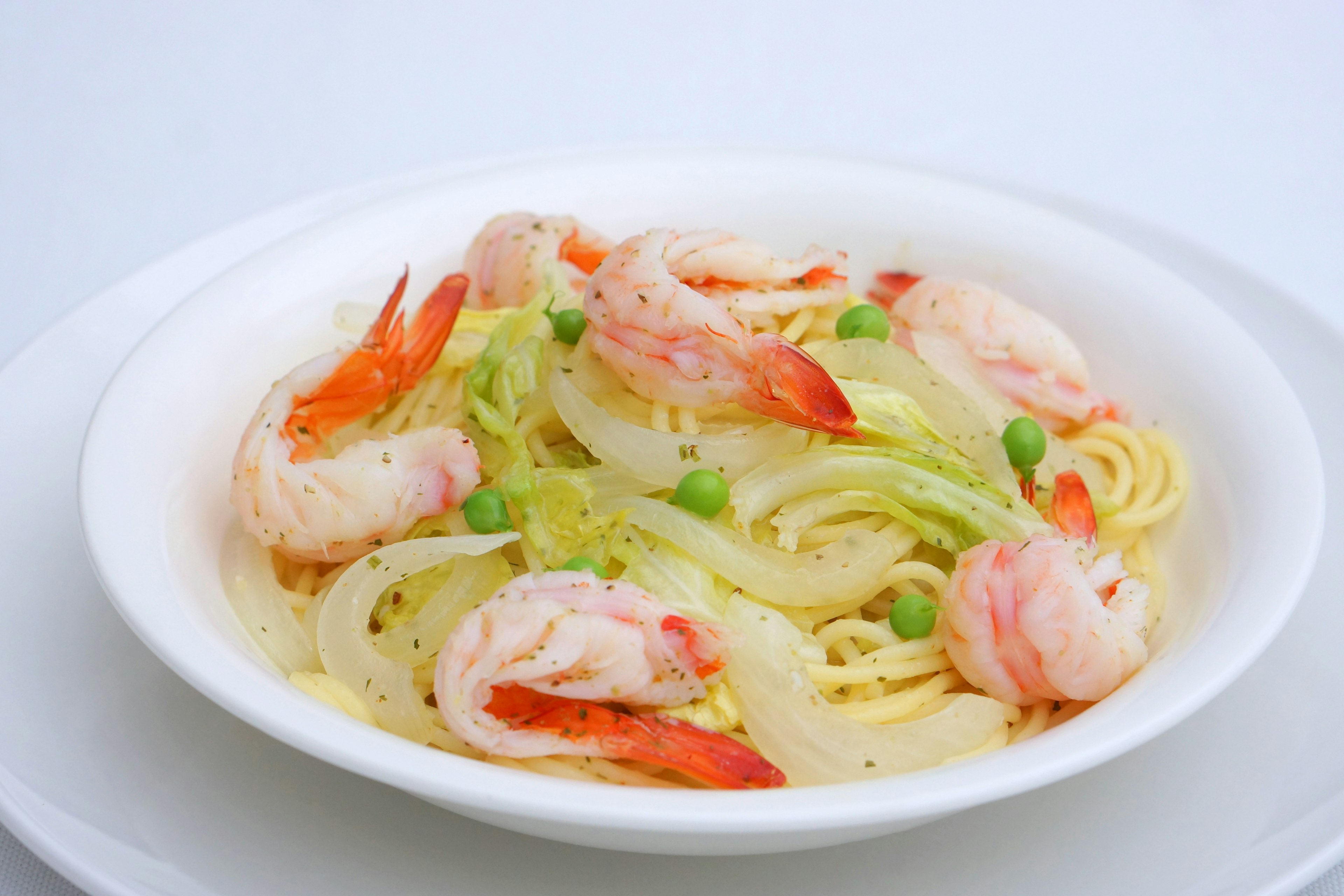 Piatto di spaghetti con gamberi e verdure