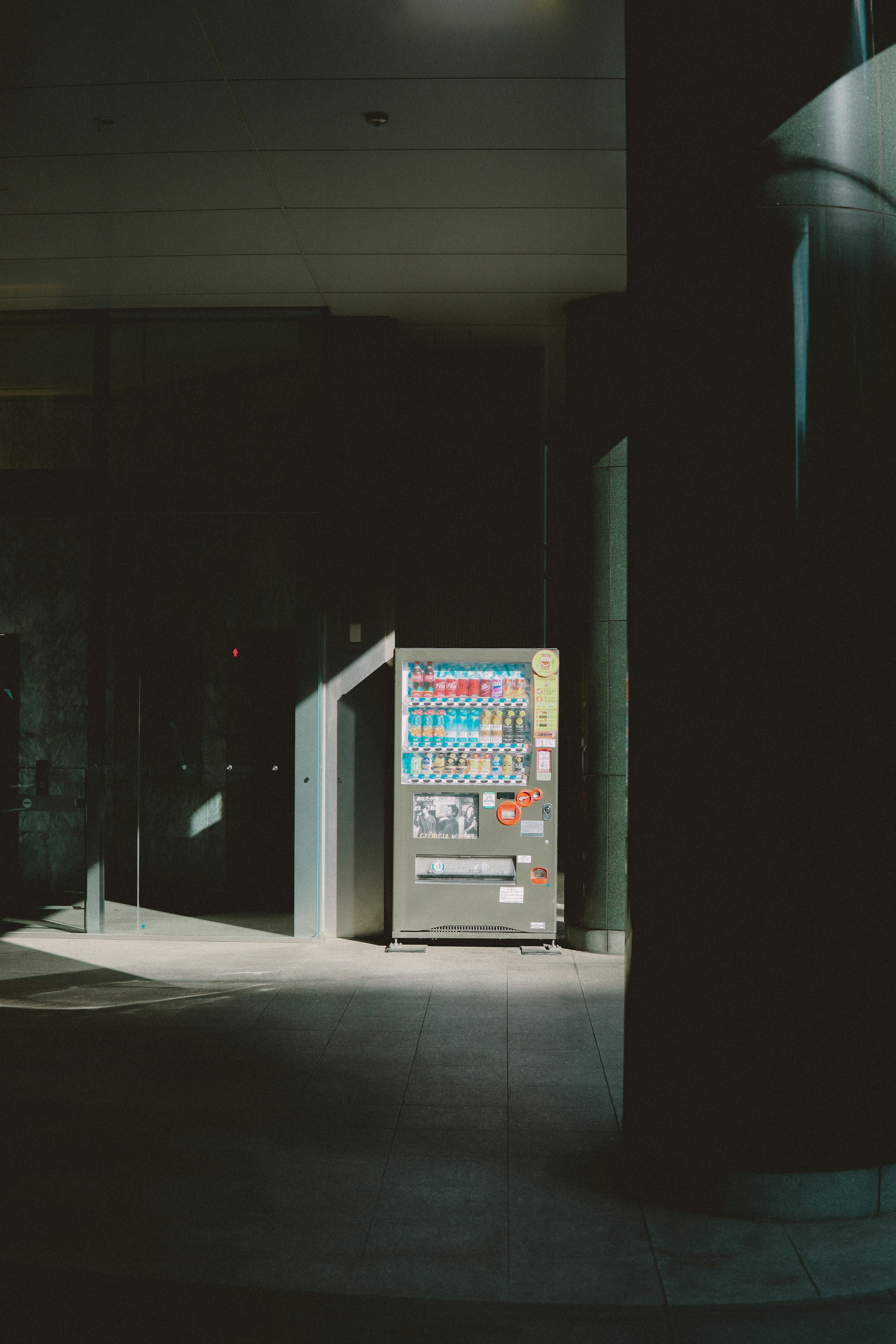 Automat in einem dunklen Raum, der von Licht beleuchtet wird