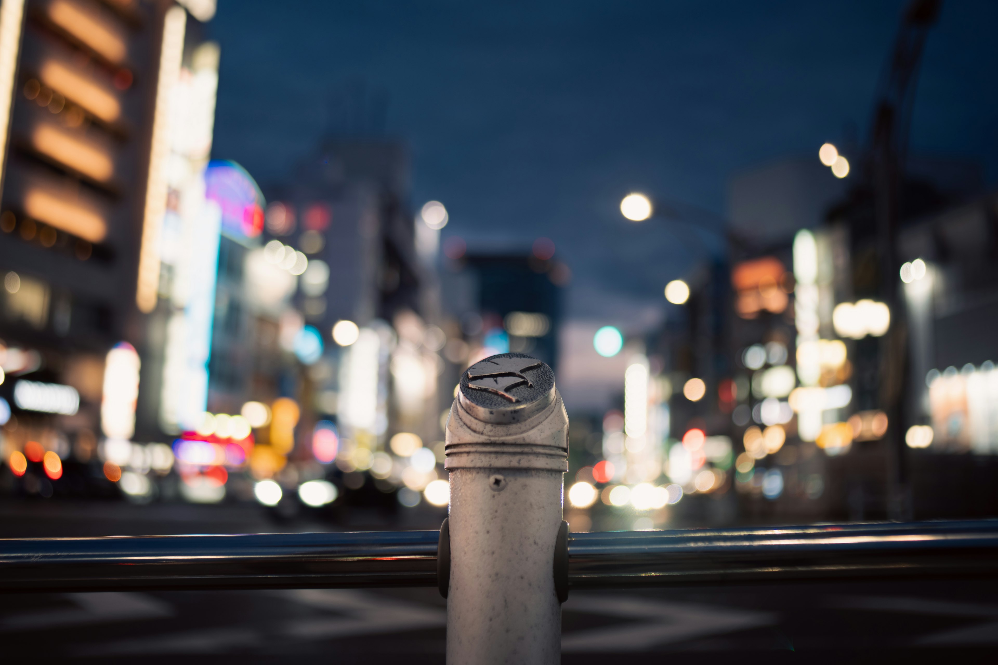 夜の都市風景を背景にした手すりの白いポール