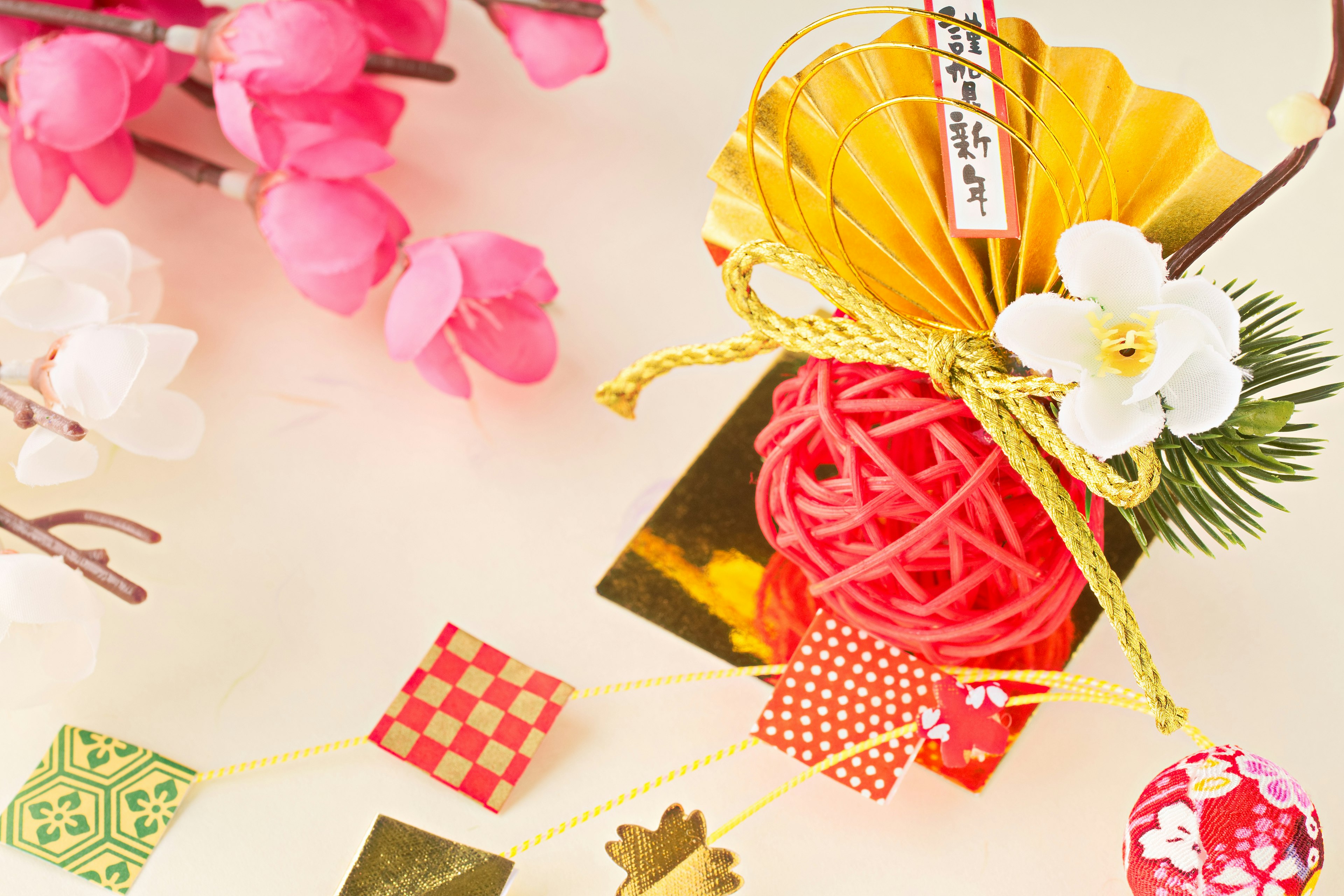 Bunte traditionelle japanische Neujahrsdekoration mit Blumen und Ornamenten