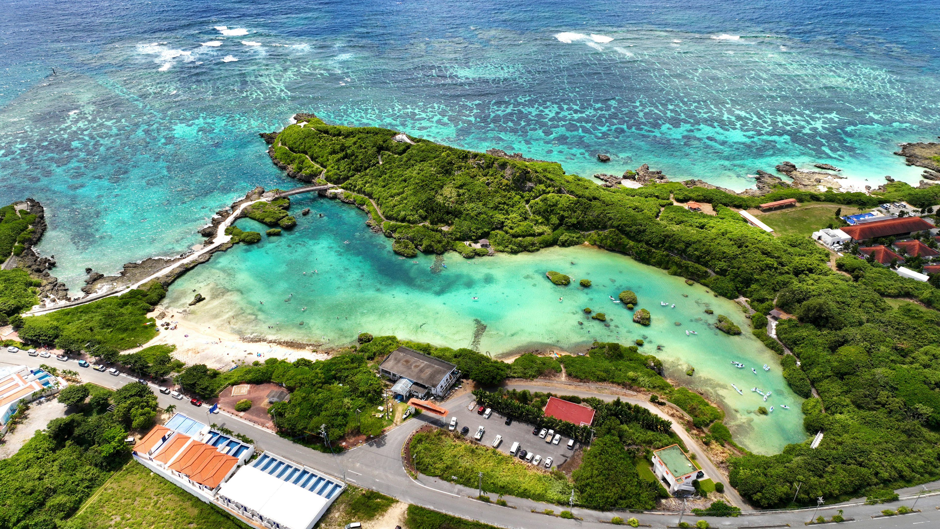 鳥瞰翠綠島嶼和碧藍水域的美景