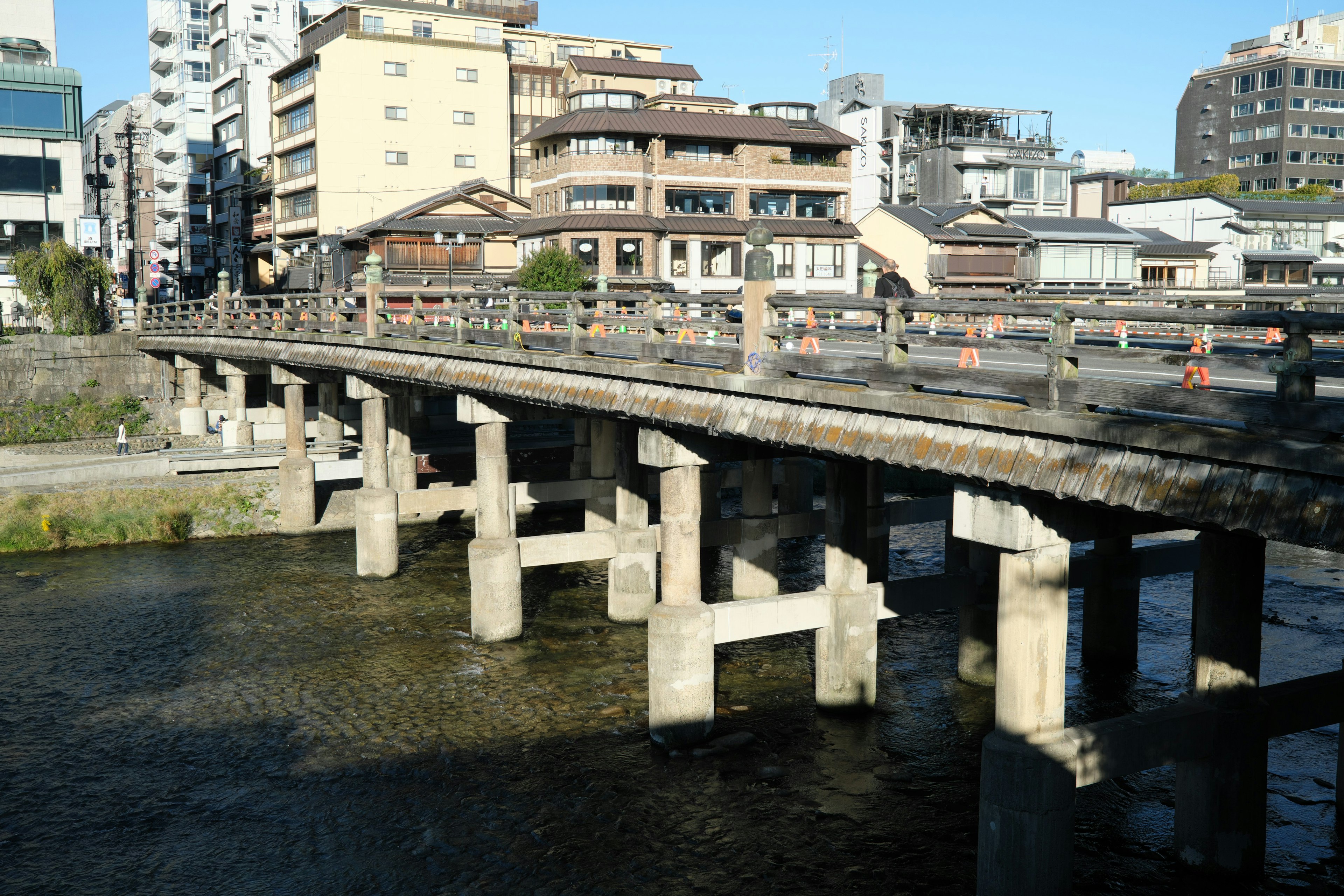 Vista di un ponte con edifici circostanti