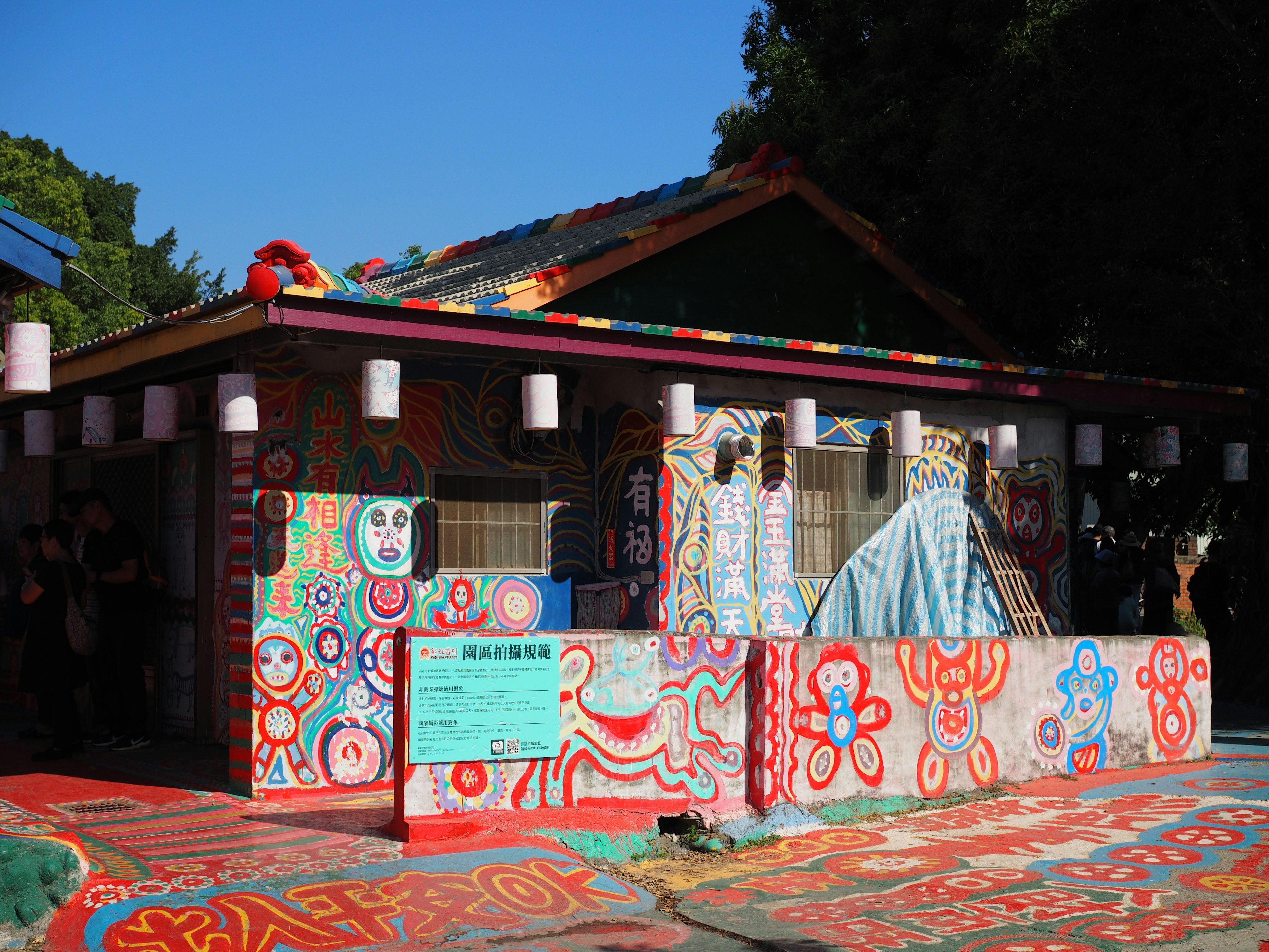 Lebendig dekoriertes Haus mit bunten Kunstwerken und Mustern