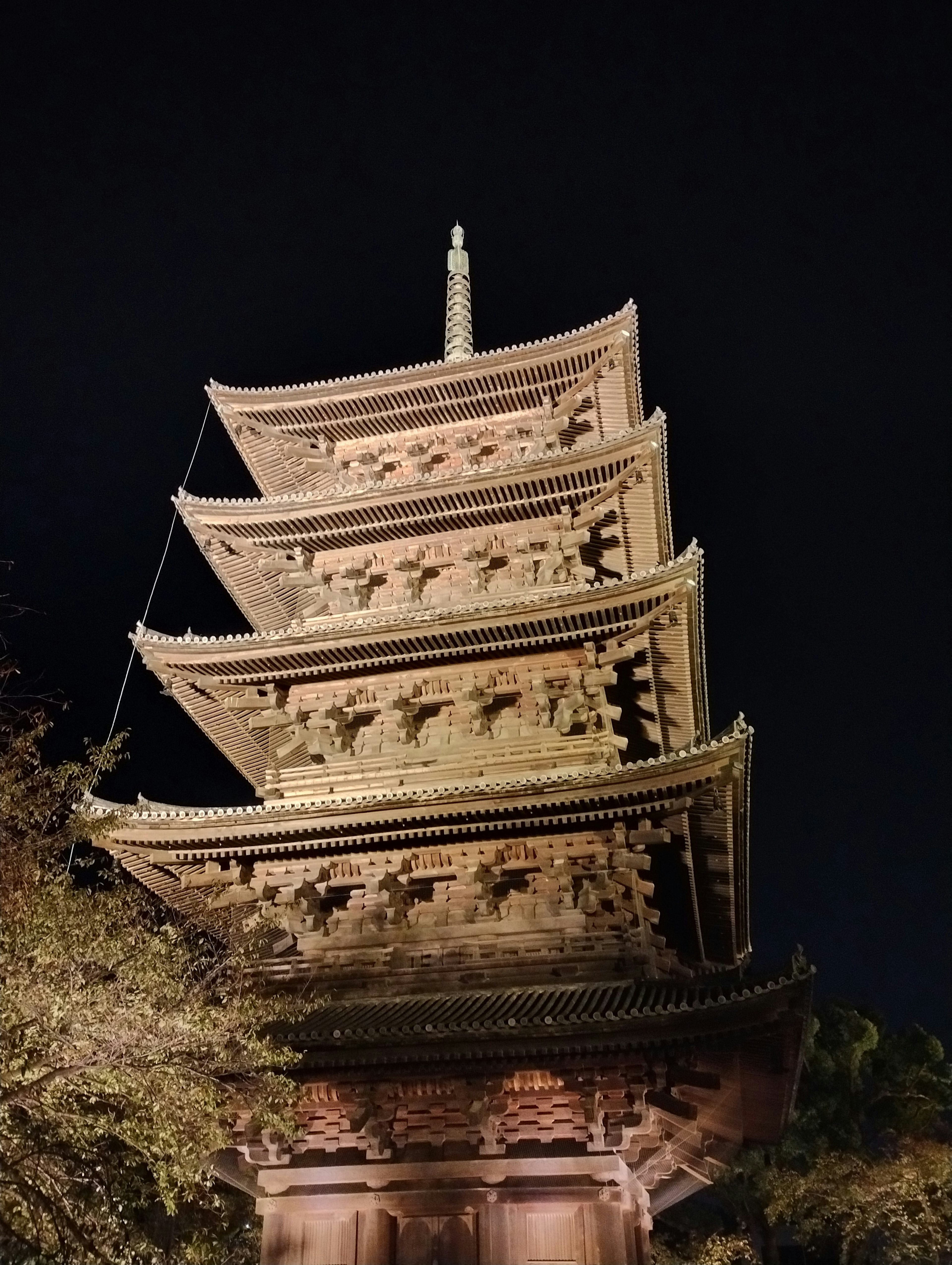 Hermosa estructura de una pagoda que se eleva en la noche