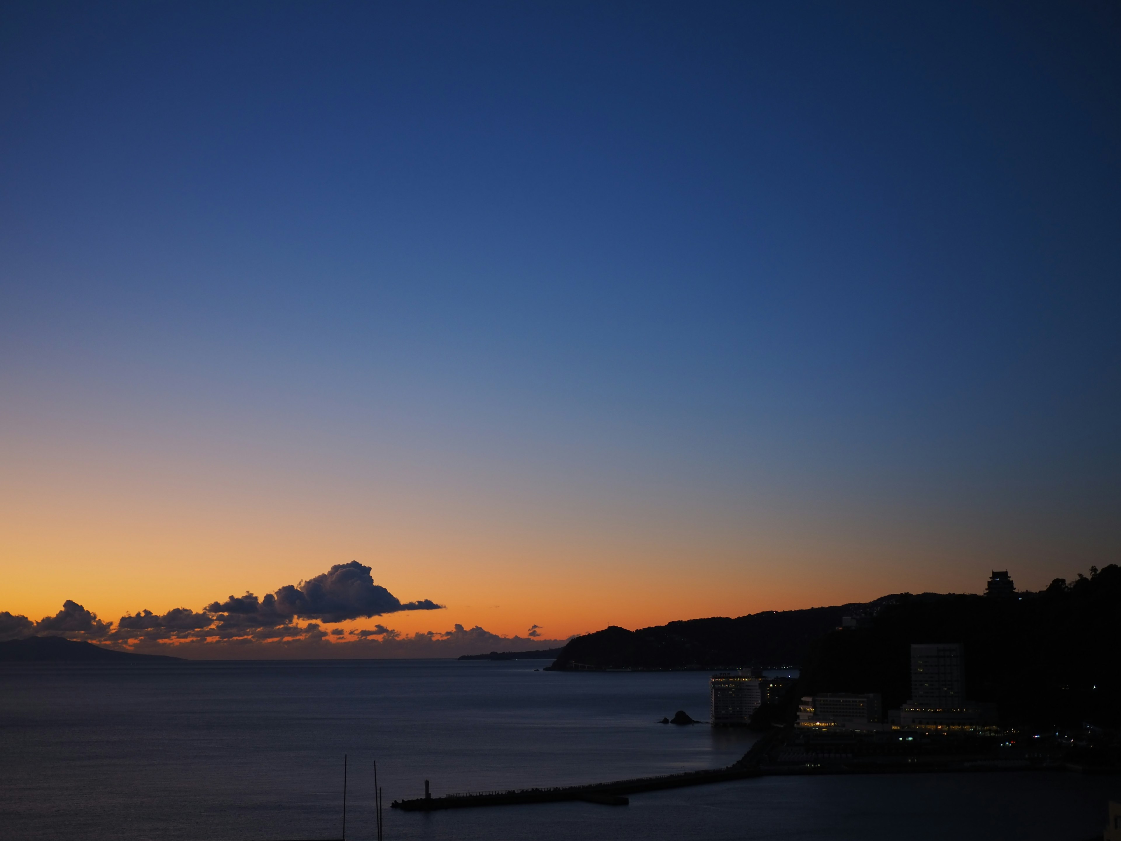 Schöner Sonnenuntergang über dem Ozean mit lebhaften Farben