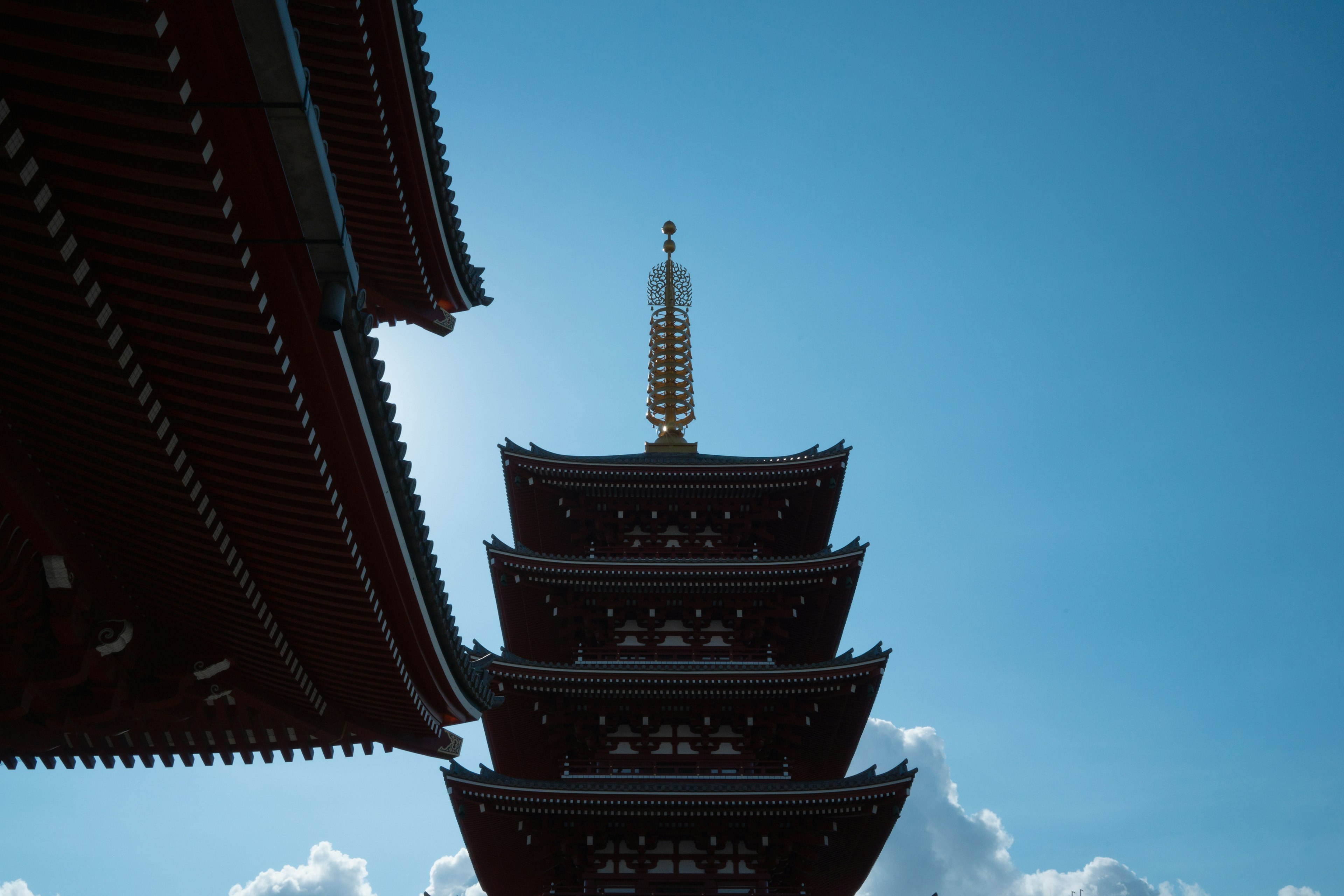 Silhouette einer Pagode unter einem blauen Himmel mit traditionellen Architekturelementen