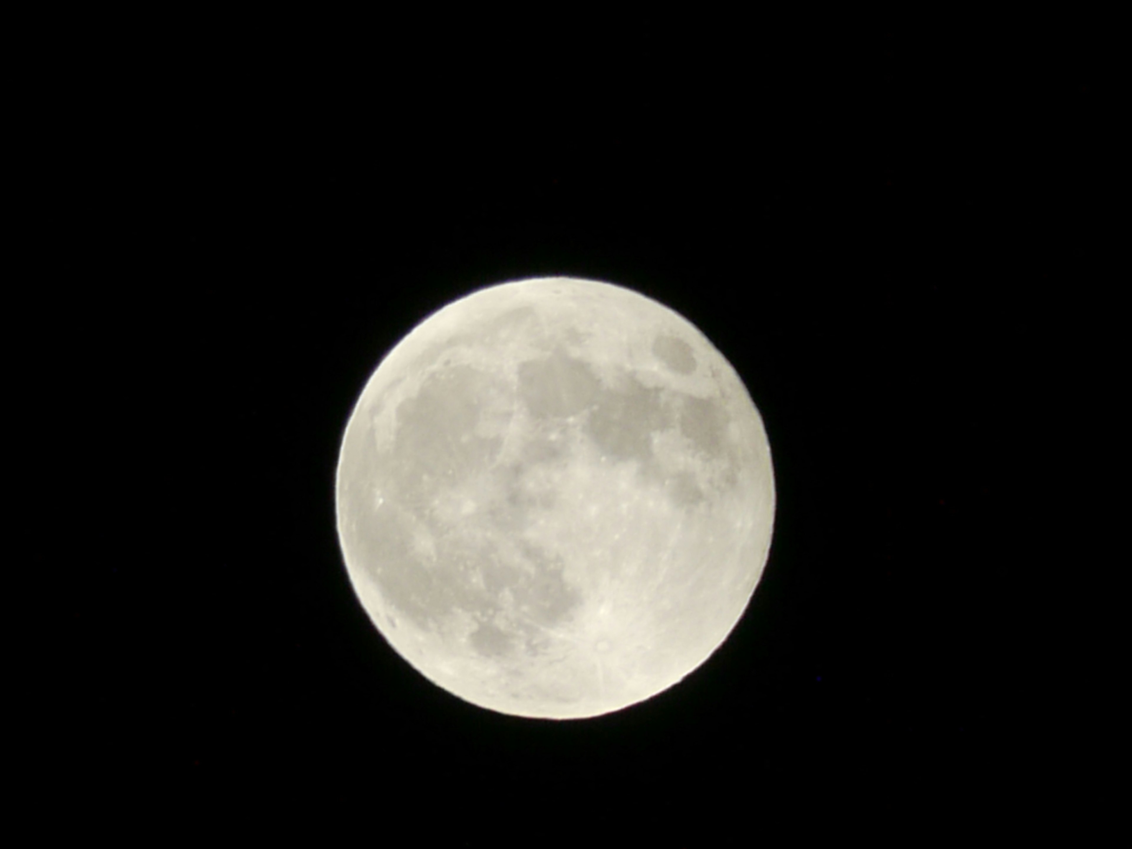 Gambar detail bulan purnama bersinar di langit malam