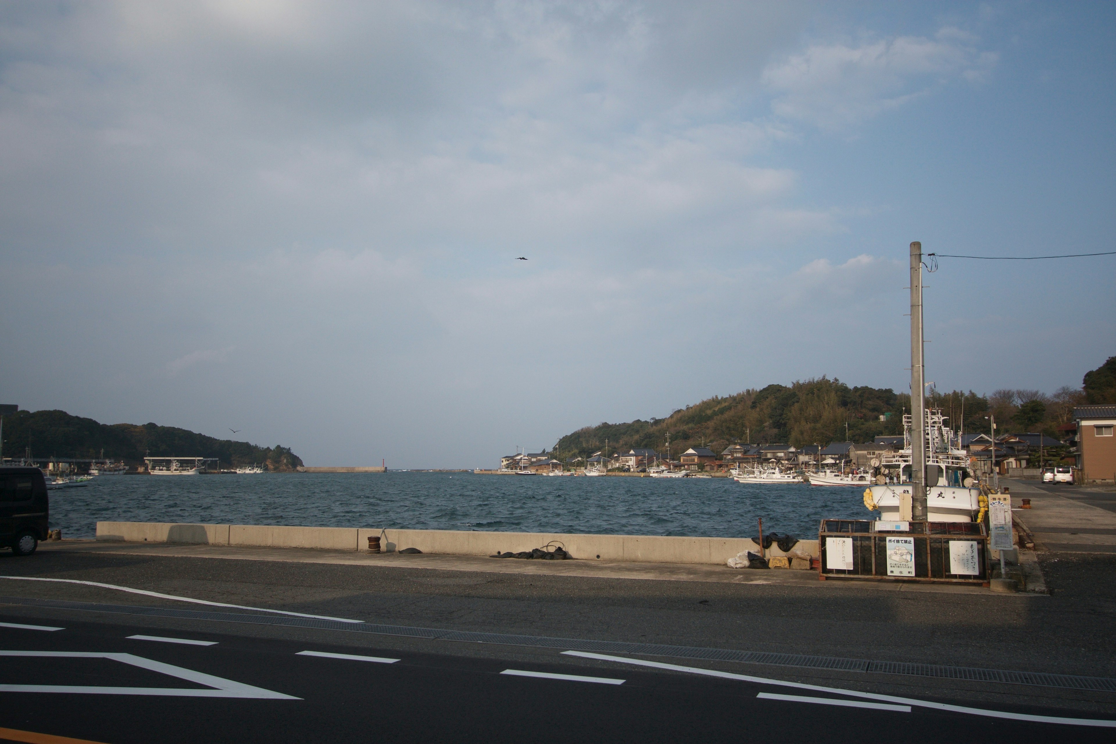 Vista costiera con l'oceano e barche in lontananza