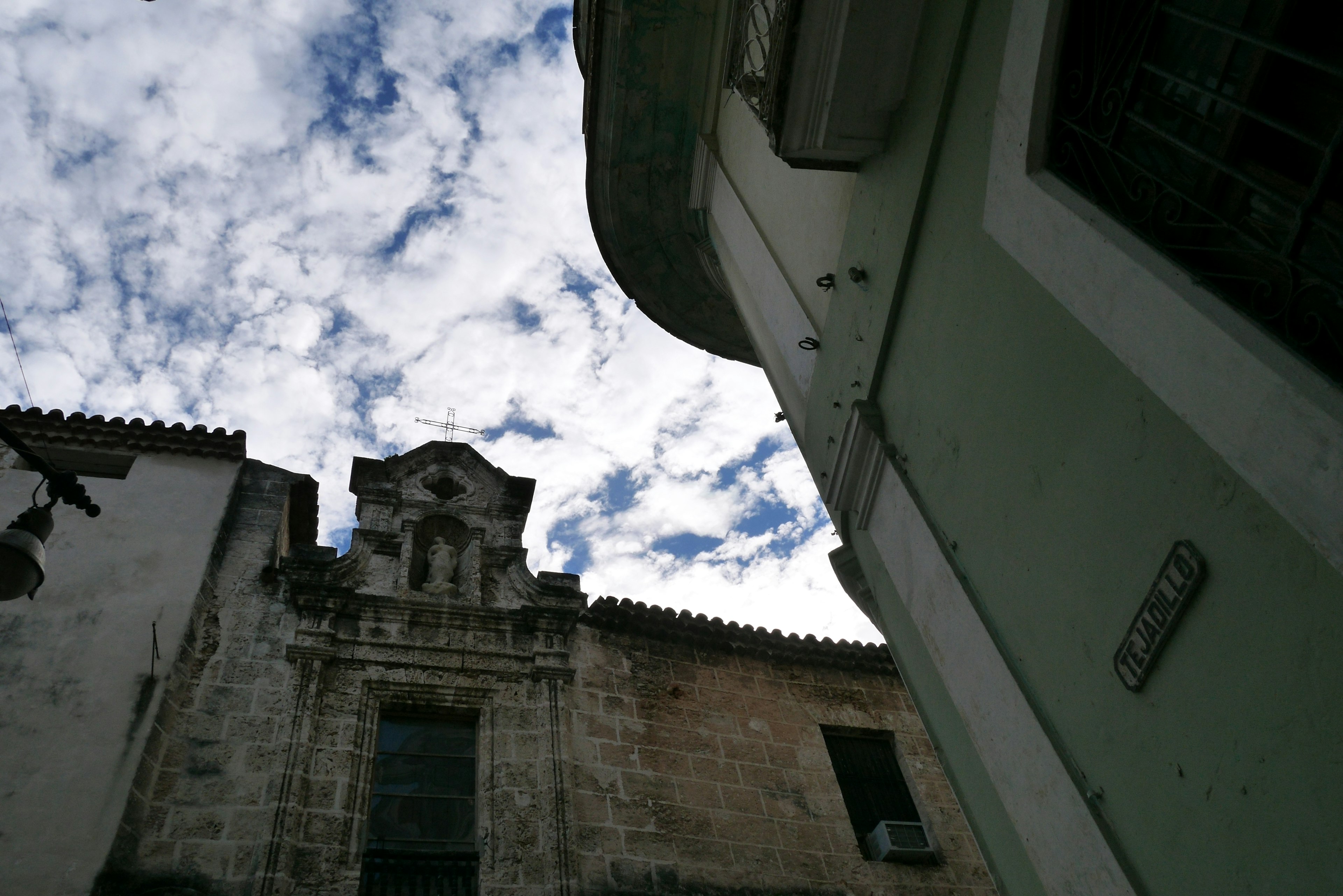 Vista di un vecchio edificio e nuvole catturata da un'angolazione bassa