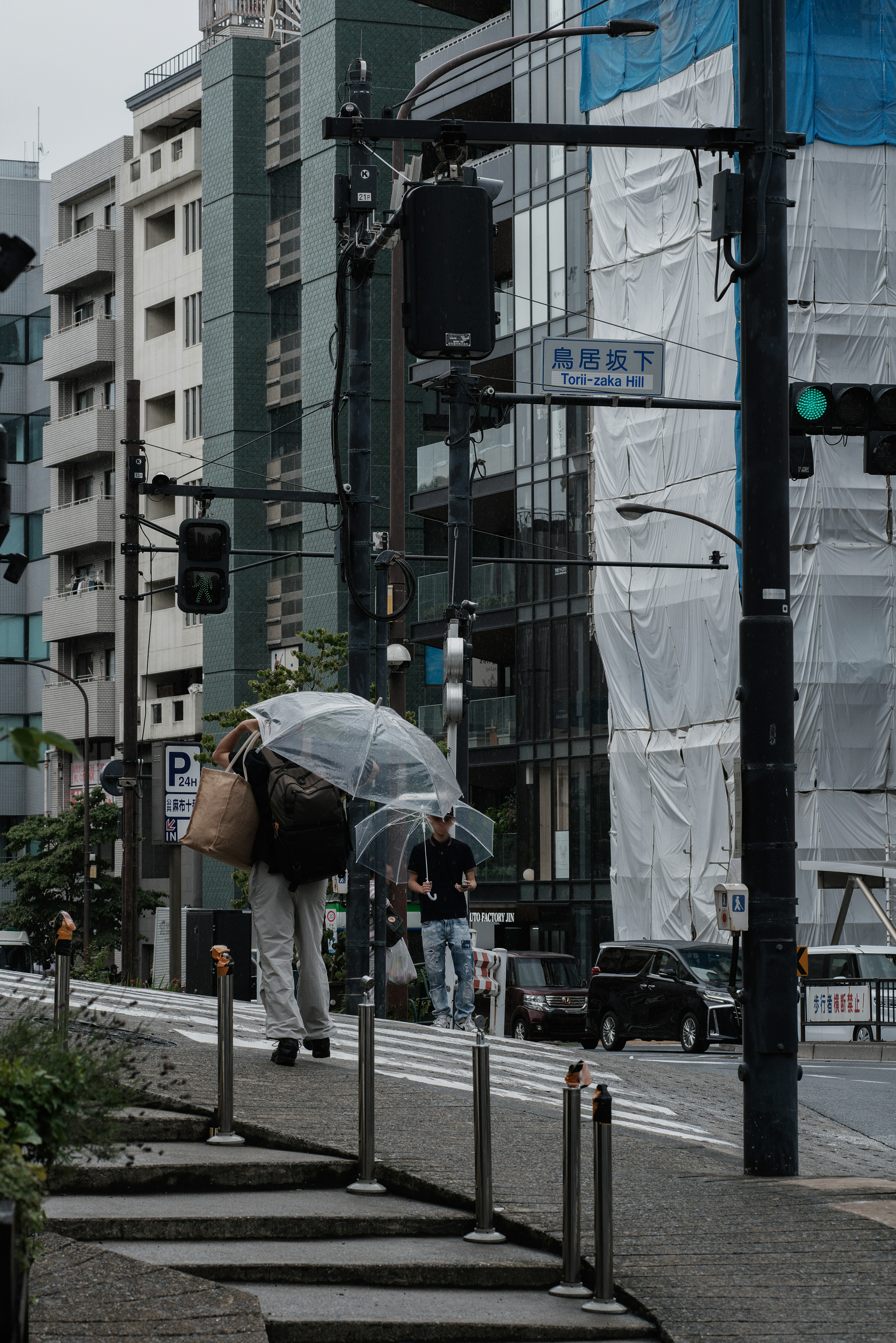 一个人在城市街道上背着大包