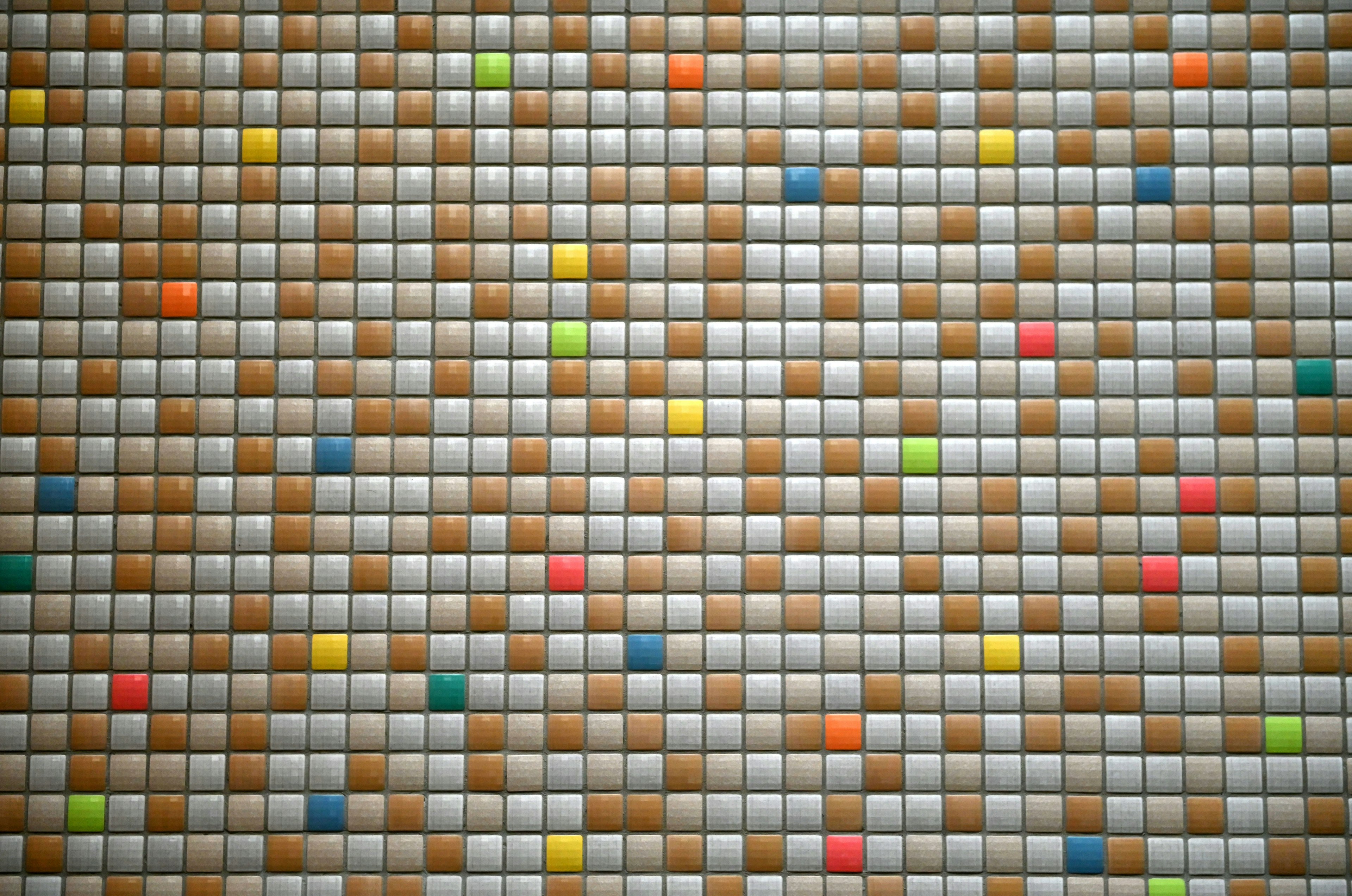 Motif de carreaux colorés sur un mur